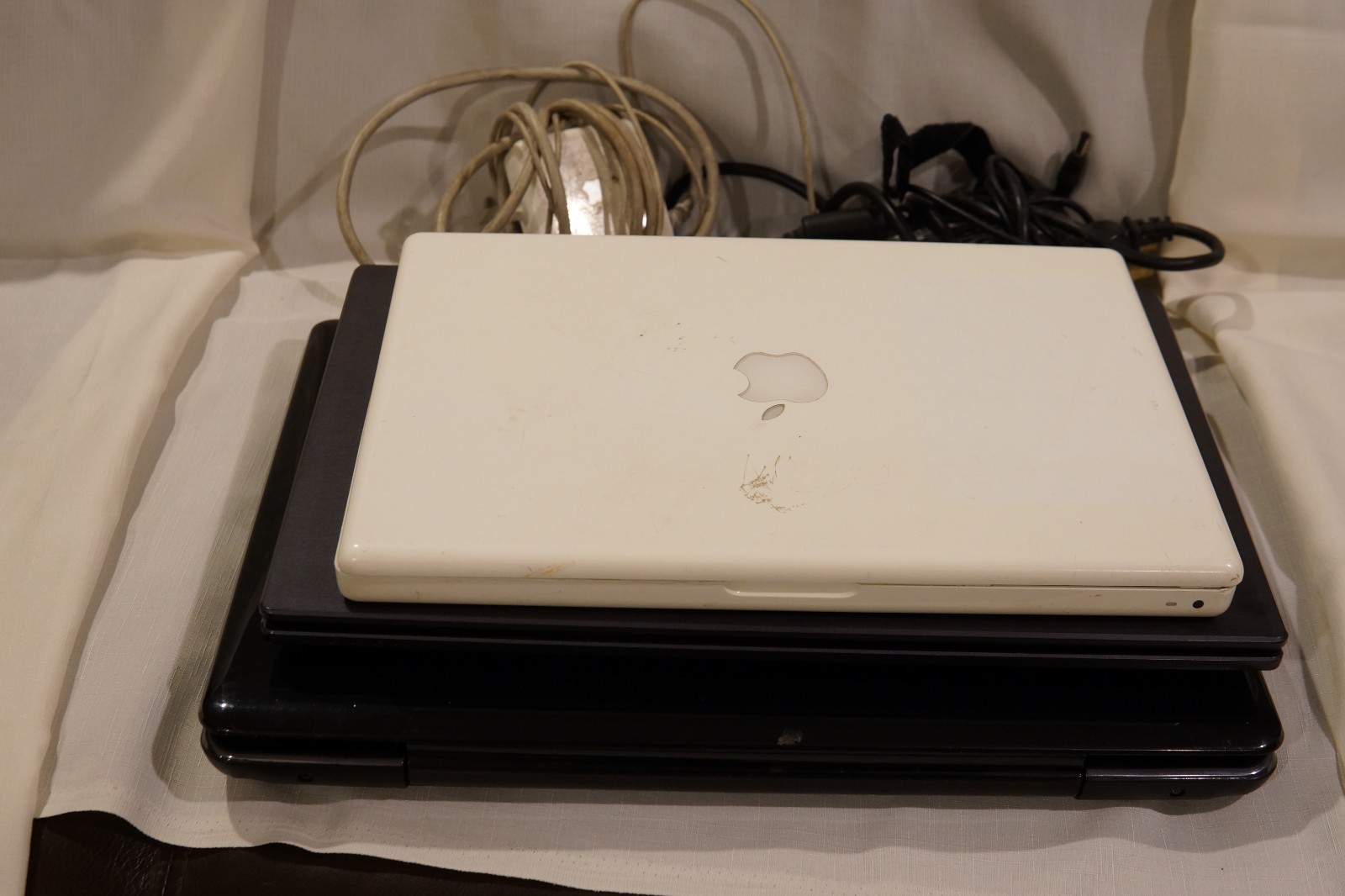 Lot of Laptops for parts. MacBook A1181, Toshiba P300D, Clevo W650SH