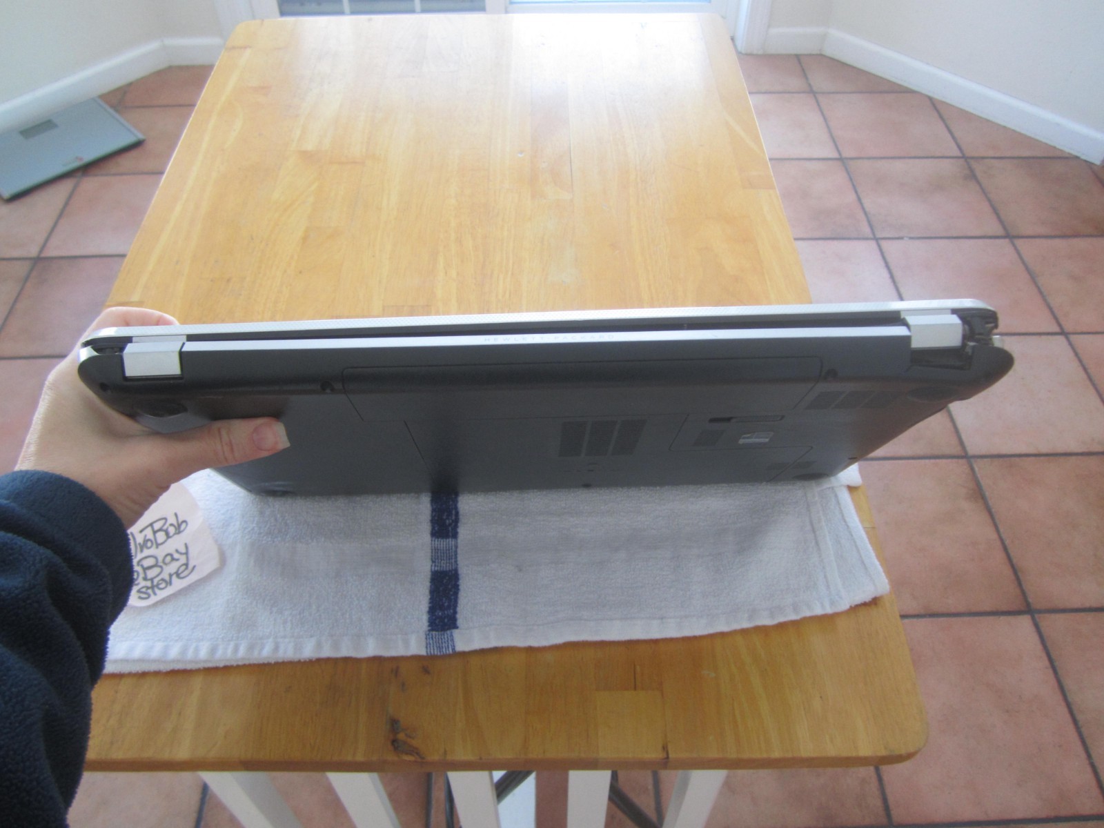 FOR PARTS – HP Pavilion 17-e113dx 4GBRAM 80GBHD SCREEN INTACT BROKEN HING NoCord