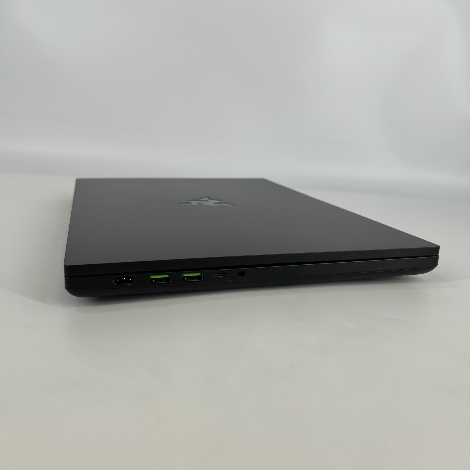 Razer Blade 16 120Hz UHD+ 2.2 GHz i9-13950HX 32GB 1TB/1TB NVIDIA RTX 4090 Good
