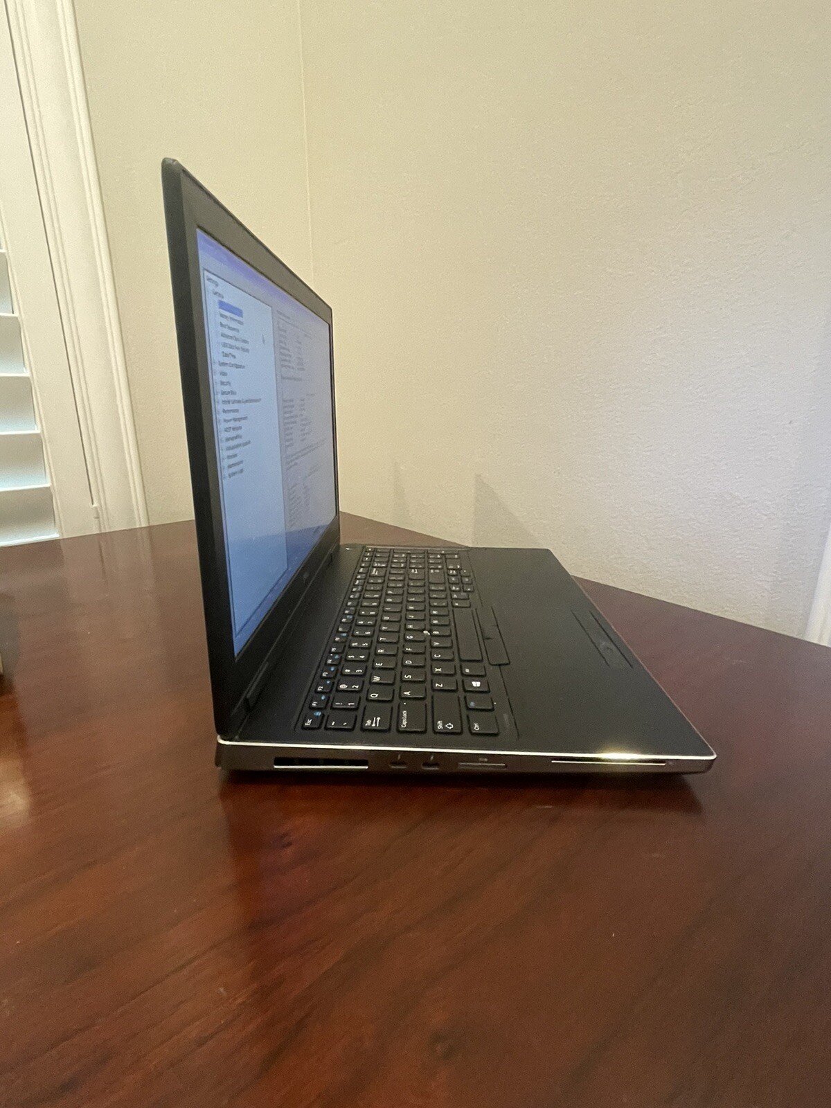 DELL PRECISION 7530 15.6″ E-2176M 2.70GHz 16GB RAM 256GB SSD Grade D