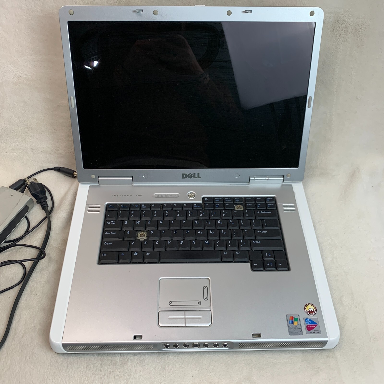 Dell Inspiron 9300 17″ Laptop Pentium M 2.0GHz 1GB RAM 100GB HDD XP (FOR PARTS)