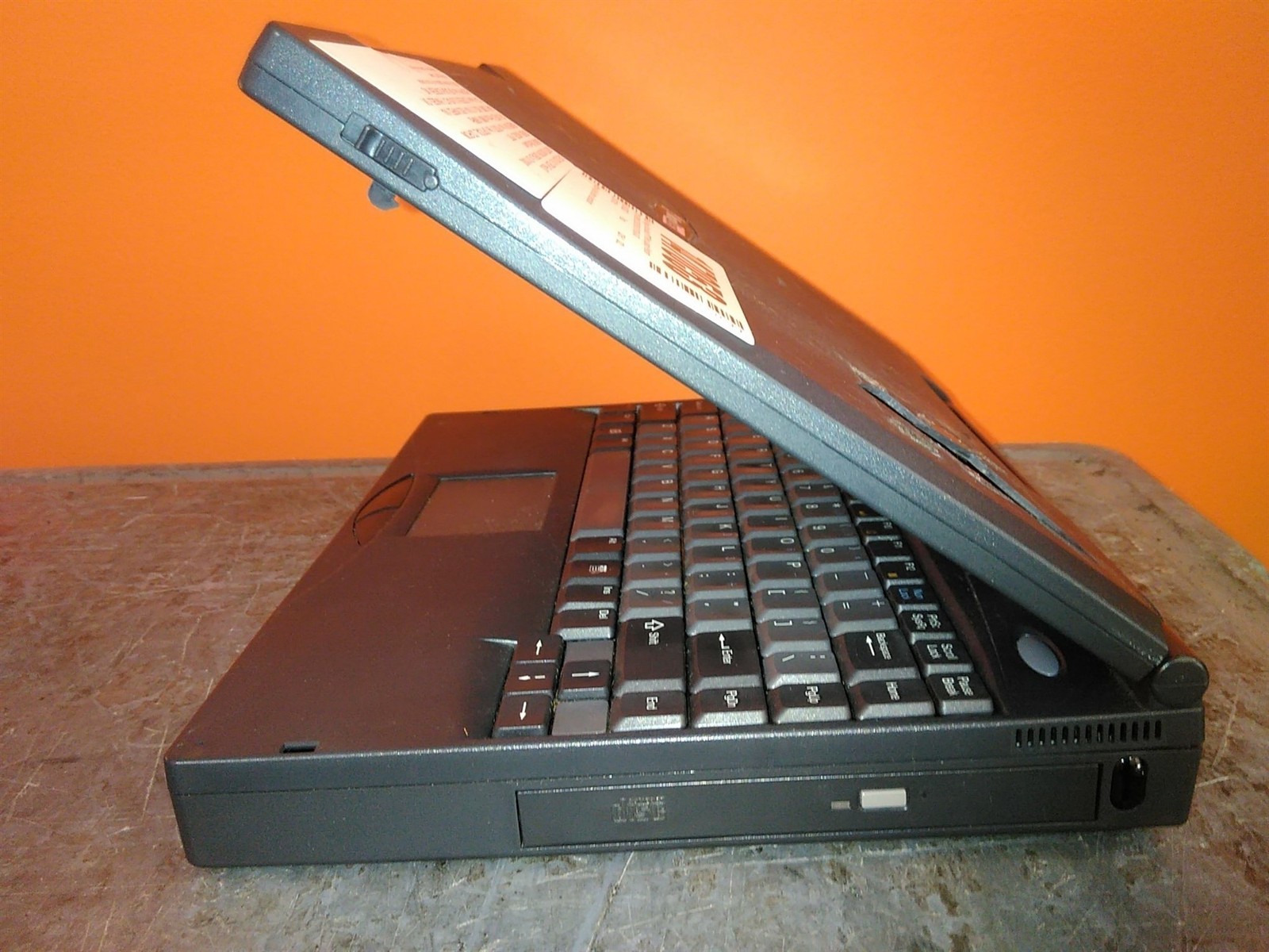 Bad Floppy MicroQuest P79T Retro Laptop Pentium MMX 166MHz 32MB 0HD NO PSU AS-IS