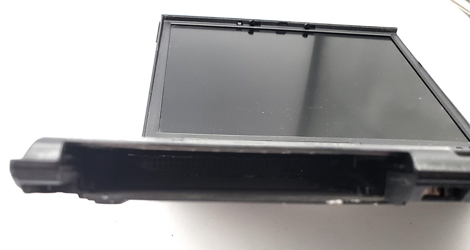 IBM X40 Thinkpad 12″ Laptop | Pentium M | 1GB | No Drives | Boots | See Descript