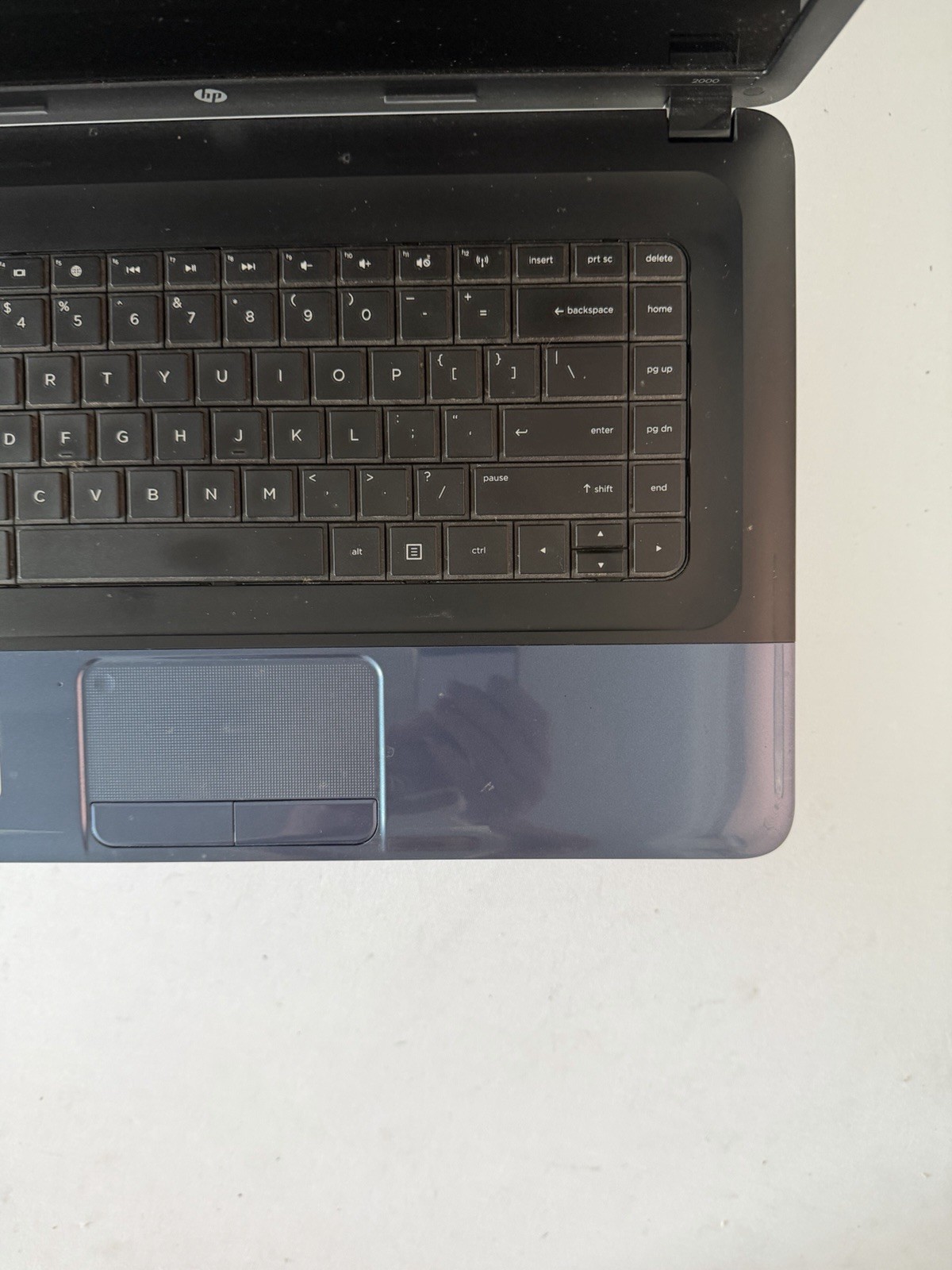 HP Notebook 2000 Laptop – Good Screen – AMD E-300 – RAM 4 GB – Read Des