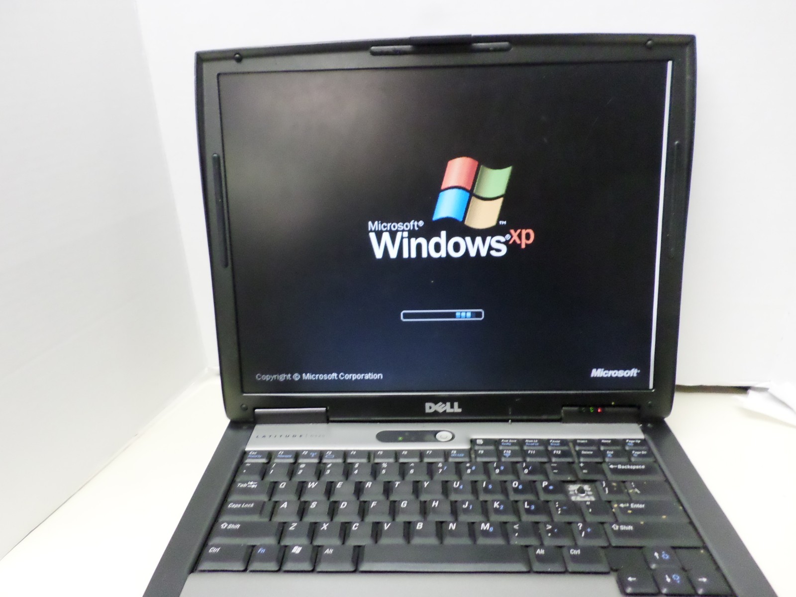 Dell Latitude D520 laptop Core 2 Duo 1.66GHz 1GBRAM 80 GB CD Serial port Wifi