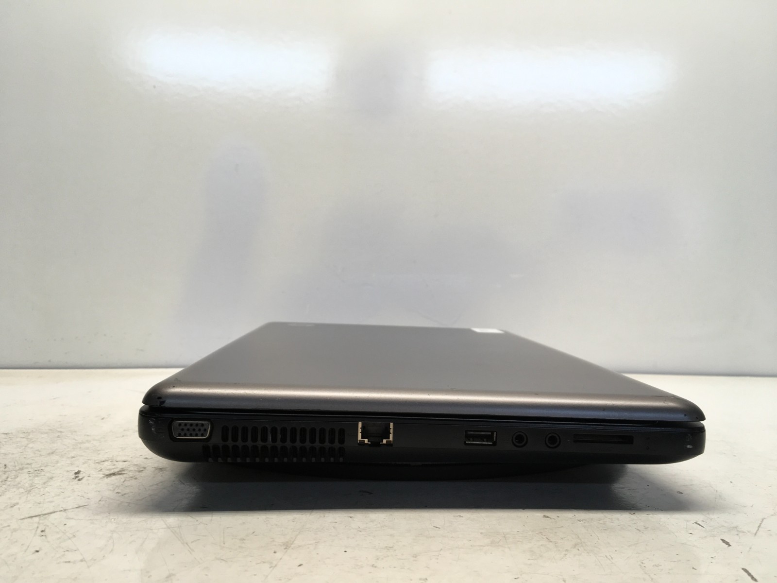 HP 2000-239WM Intel Celeron Dual-Core T3500 2.1GHz 3 GB NO HDD/Battery