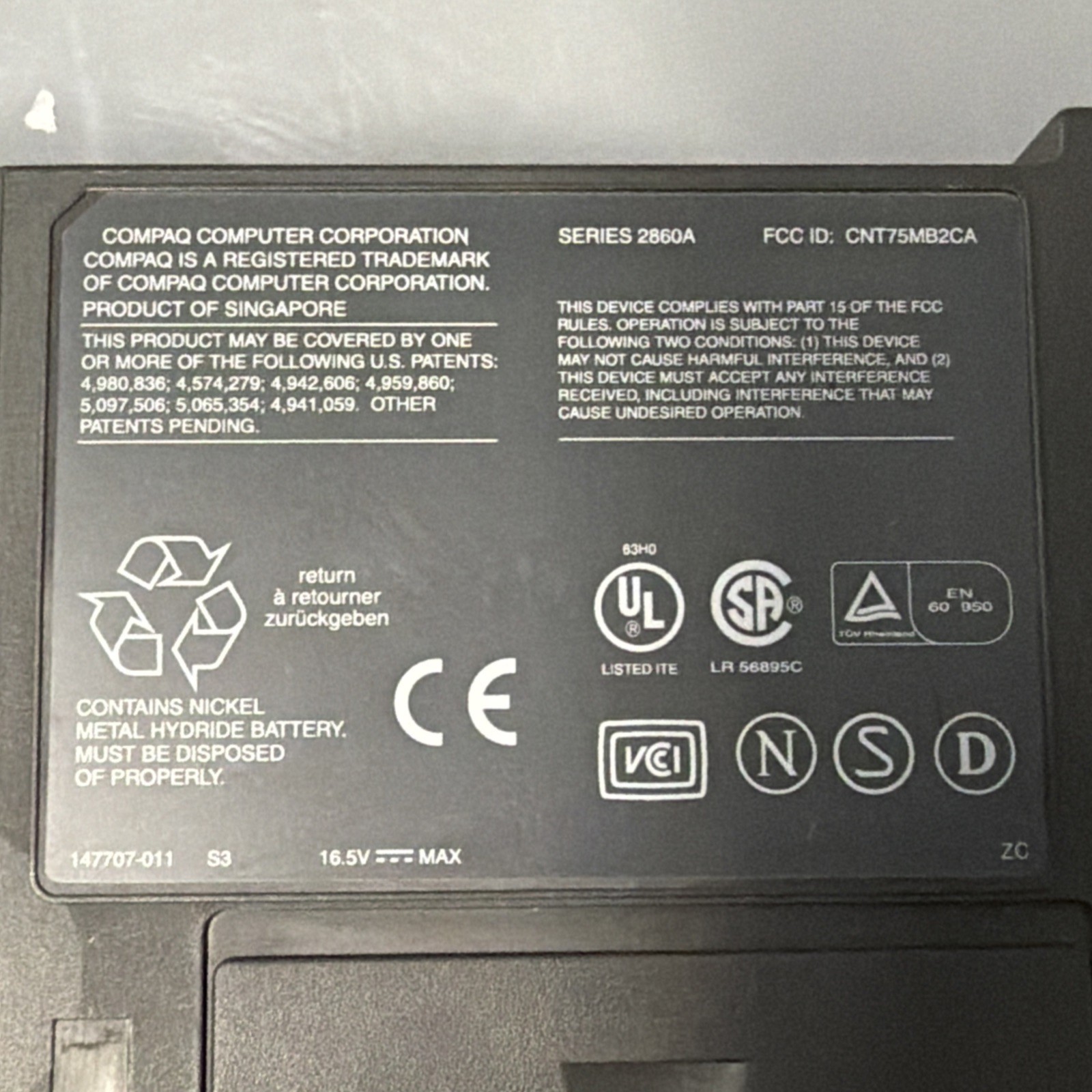 COMPAQ CONTURA 400CX 8.5″ VINTAGE PC LAPTOP SOLD AS-IS (POWERS ON)