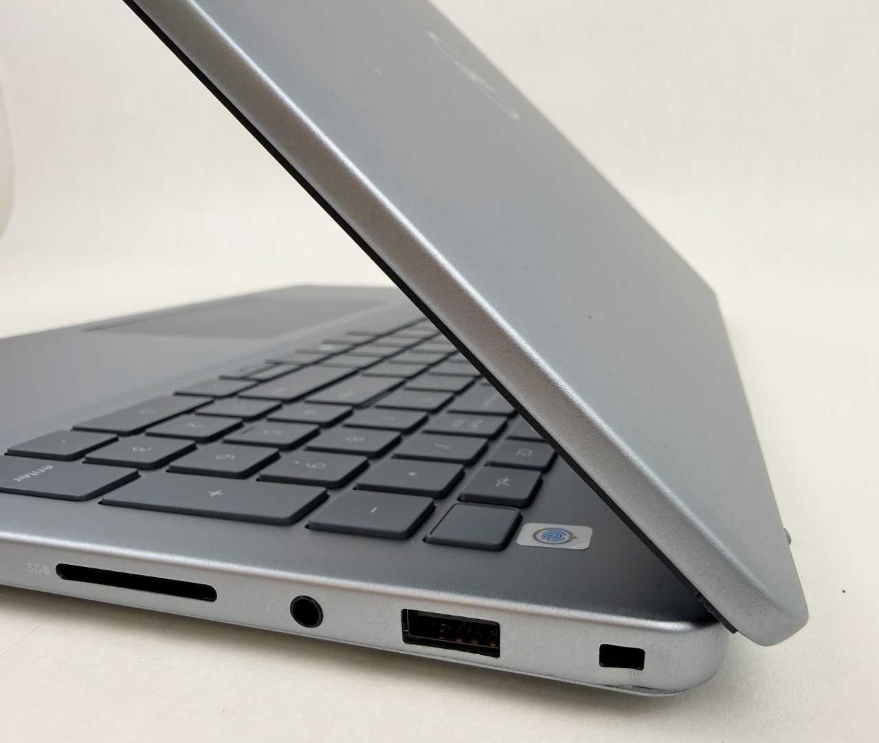 Dell Inspiron 5640 16″ 1920×1200 Touch Core 7 150U 32GB 1TB SSD W11H – Dents
