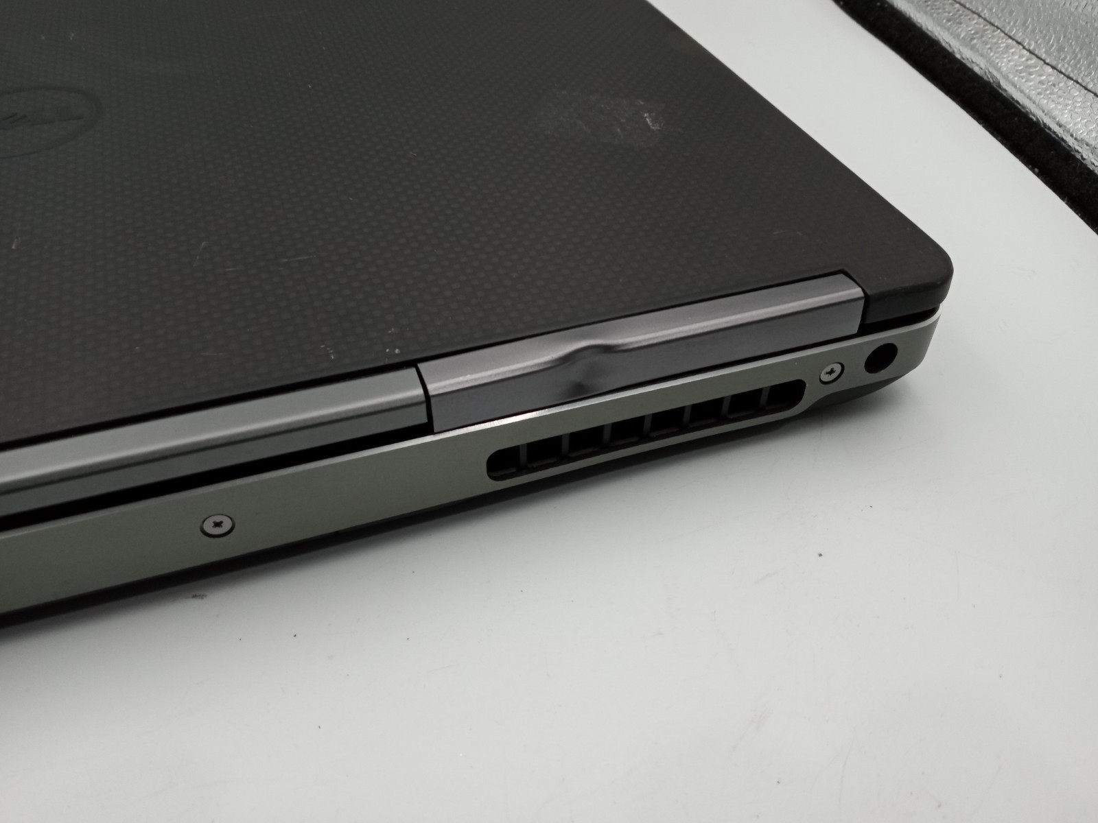 Dell Precision 7510 15″ Intel i5-6300HQ 4GB RAM 512GB SSD Linux Mint M1000M -RR