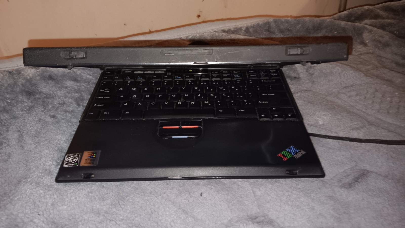 Vintage IBM Thinkpad T21 L aptop Intel P3 @ 800 MHz 256 MB of ram IBM Type 2647