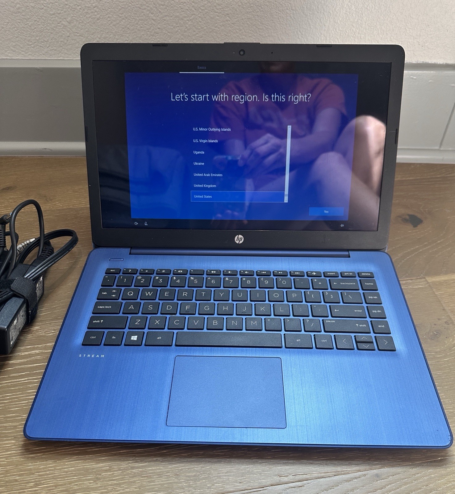 HP Stream 14 AMD A4-9120e 1.50GHz 4GB RAM Navy with charger Working