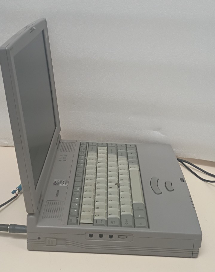 Toshiba Satellite 330CDS Laptop Intel Pentium MMX, 2Gb HD, Windows 98 Working