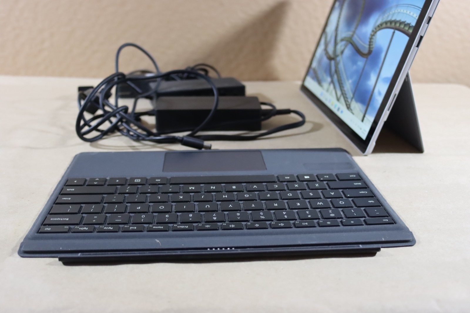 Microsoft Surface Pro 5 i5-7300U 8GB RAM 256GB Wi-Fi + Cellular / LTE