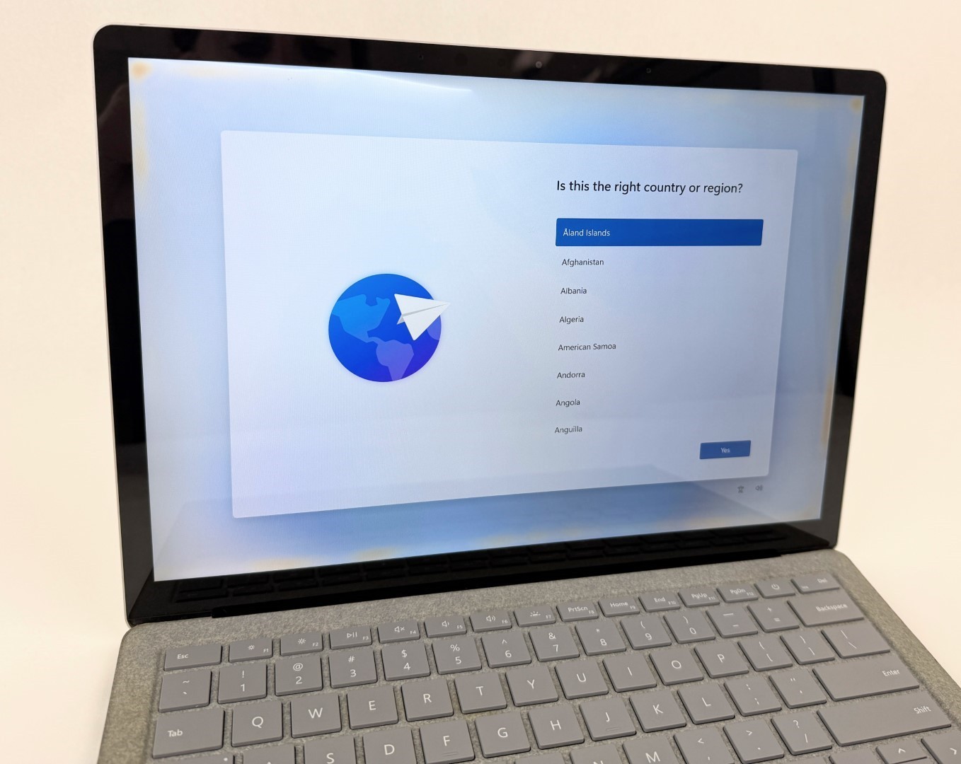 Microsoft Surface Laptop 2 1769 13.5″ Touch i5-8250 8GB 256GB SSD W11H – READ