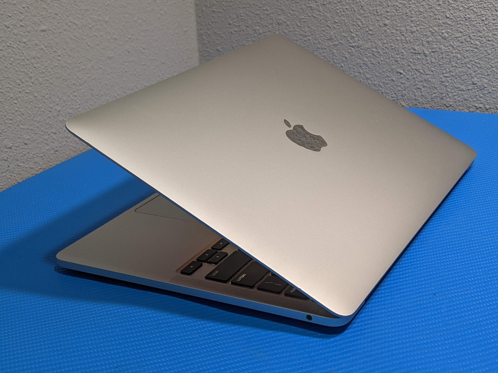 Apple MacBook Pro (2020) A2338 MYDA2LL/A 13.3″ M1 8CPU/8GPU 3.2GHz 8GB 256GB +PA