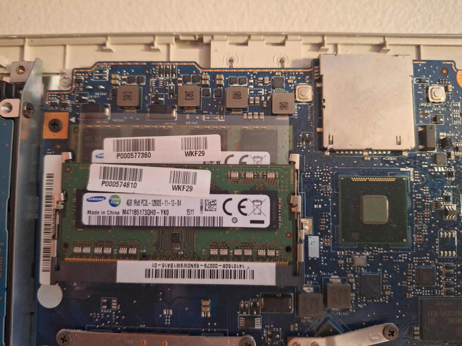 TOSHIBA SATELLITE P50T-B DOES NOT BOOT UP. PARTS ONLY. NO DRIVE OR BATTERY INC