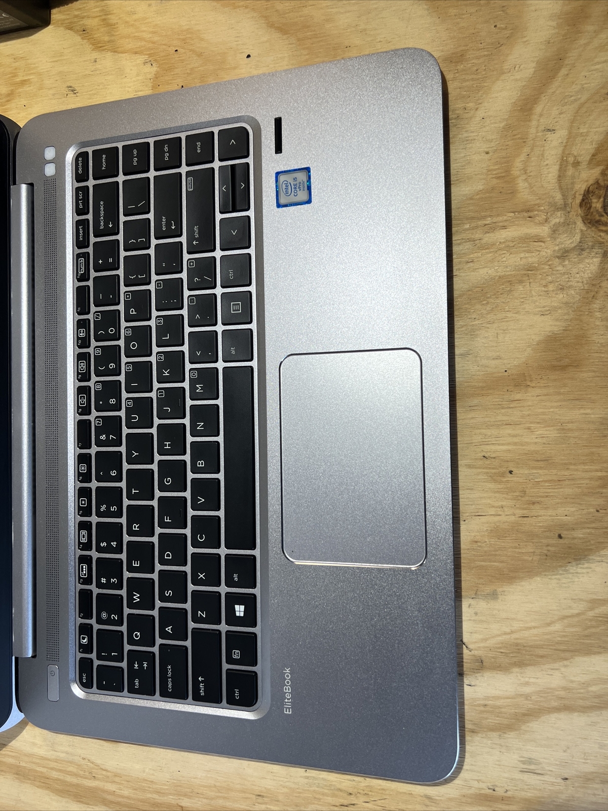 HP EliteBook Folio 1040 G3 14″ Core i5-6300u 256GB SSD 8GB RAM Win 10 .Office19