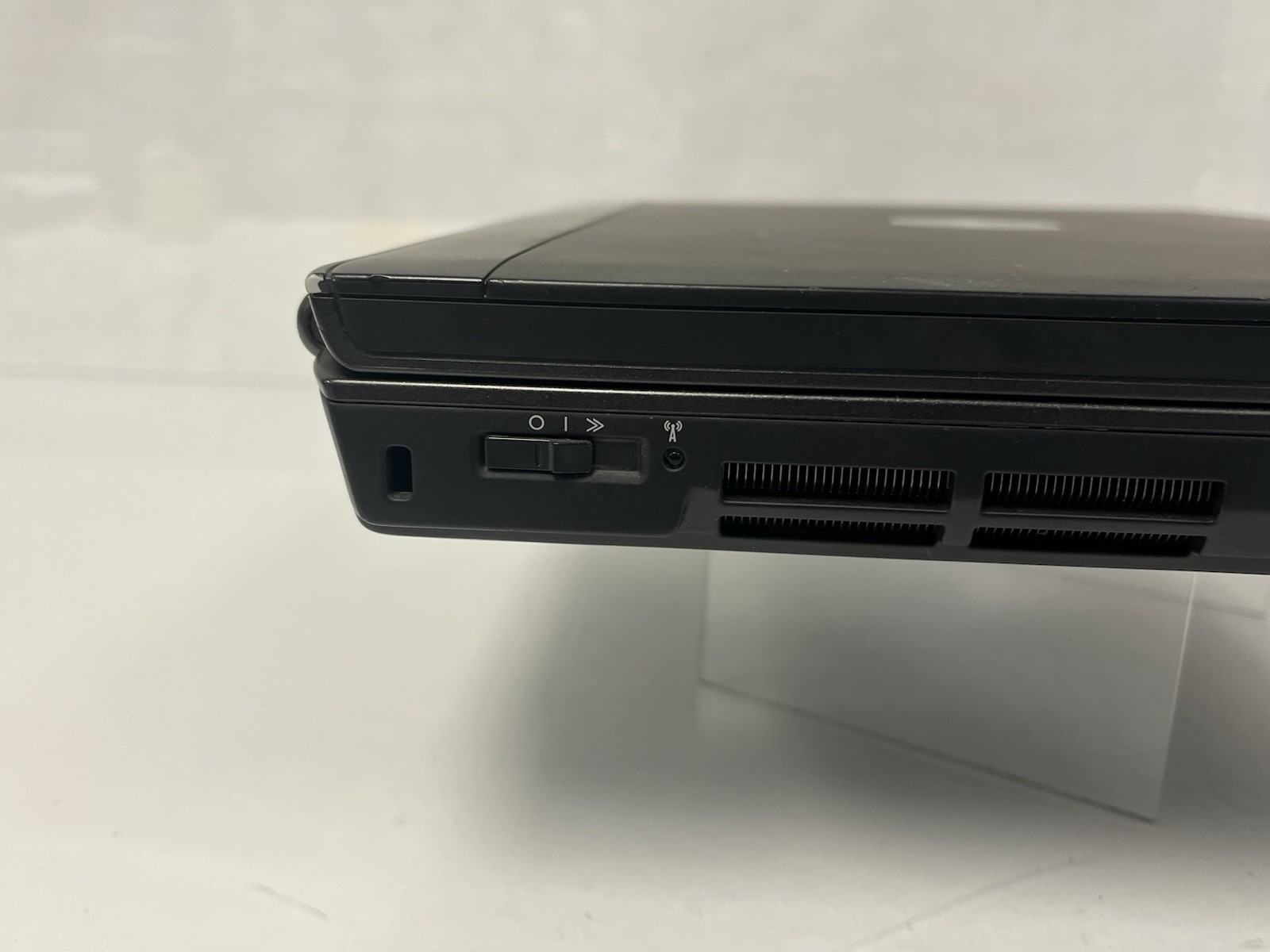Dell Vostro 1500 15.4″ Glossy Laptop C2D 1.4GHz 2GB NO HDD NO OS