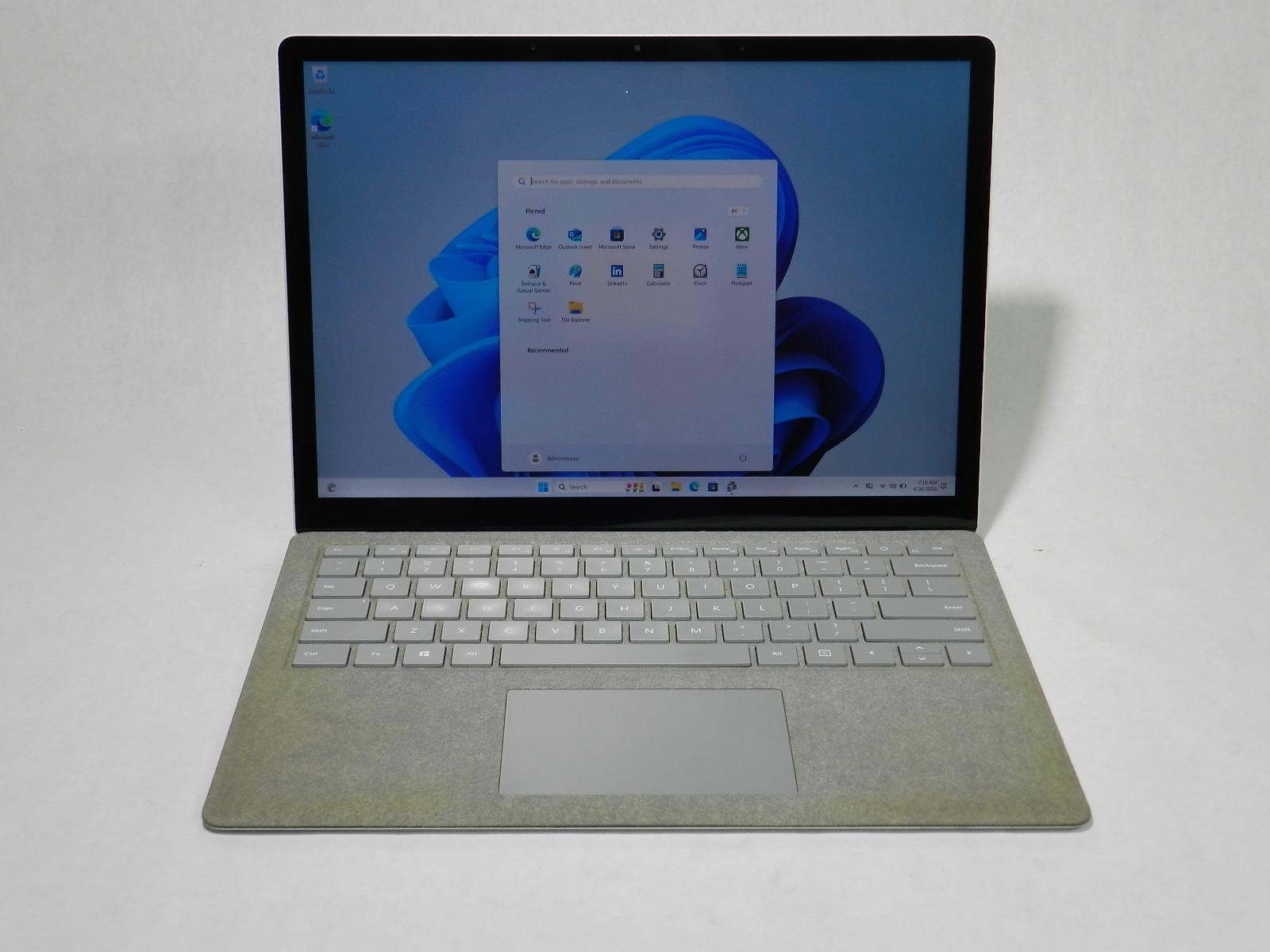 MICROSOFT SURFACE LAPTOP 2 | i5-8250U | 128GB SSD | 8GB | BH: 97% | w/ Dock 1
