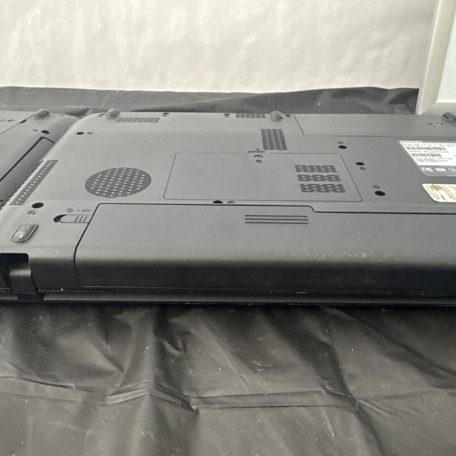 Two Toshiba Satellite C655D-S5300 Laptop Not Working Parts Only. No Power Cords