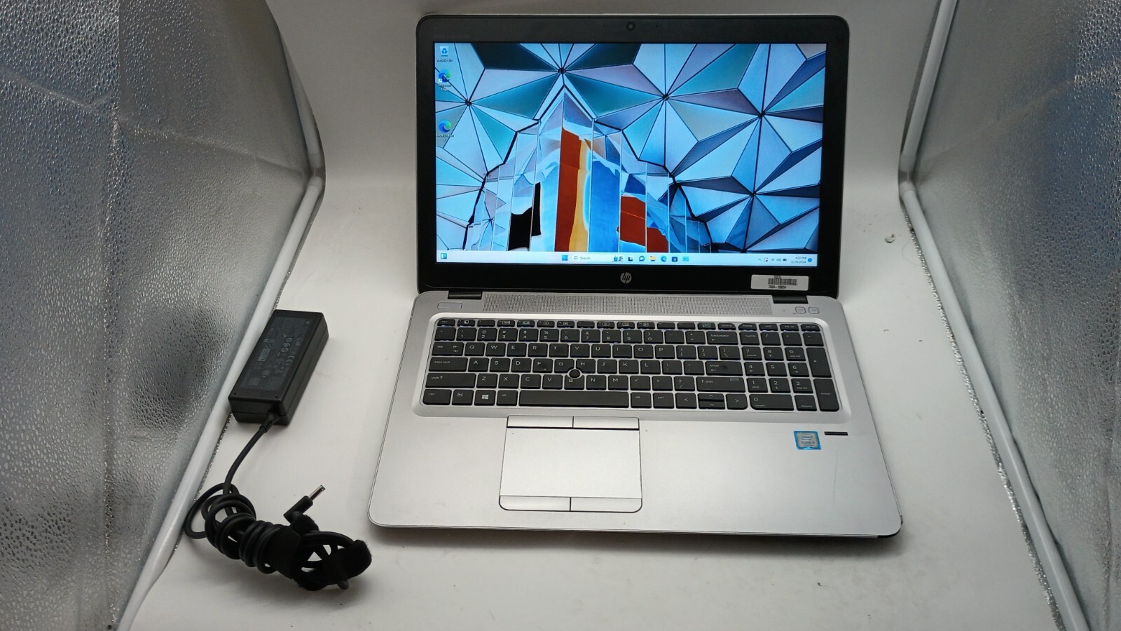 EliteBook 850 G4(12269-45)w/charger.i5-7200U.8GB.256GB SDD.15.6″FHD.W11