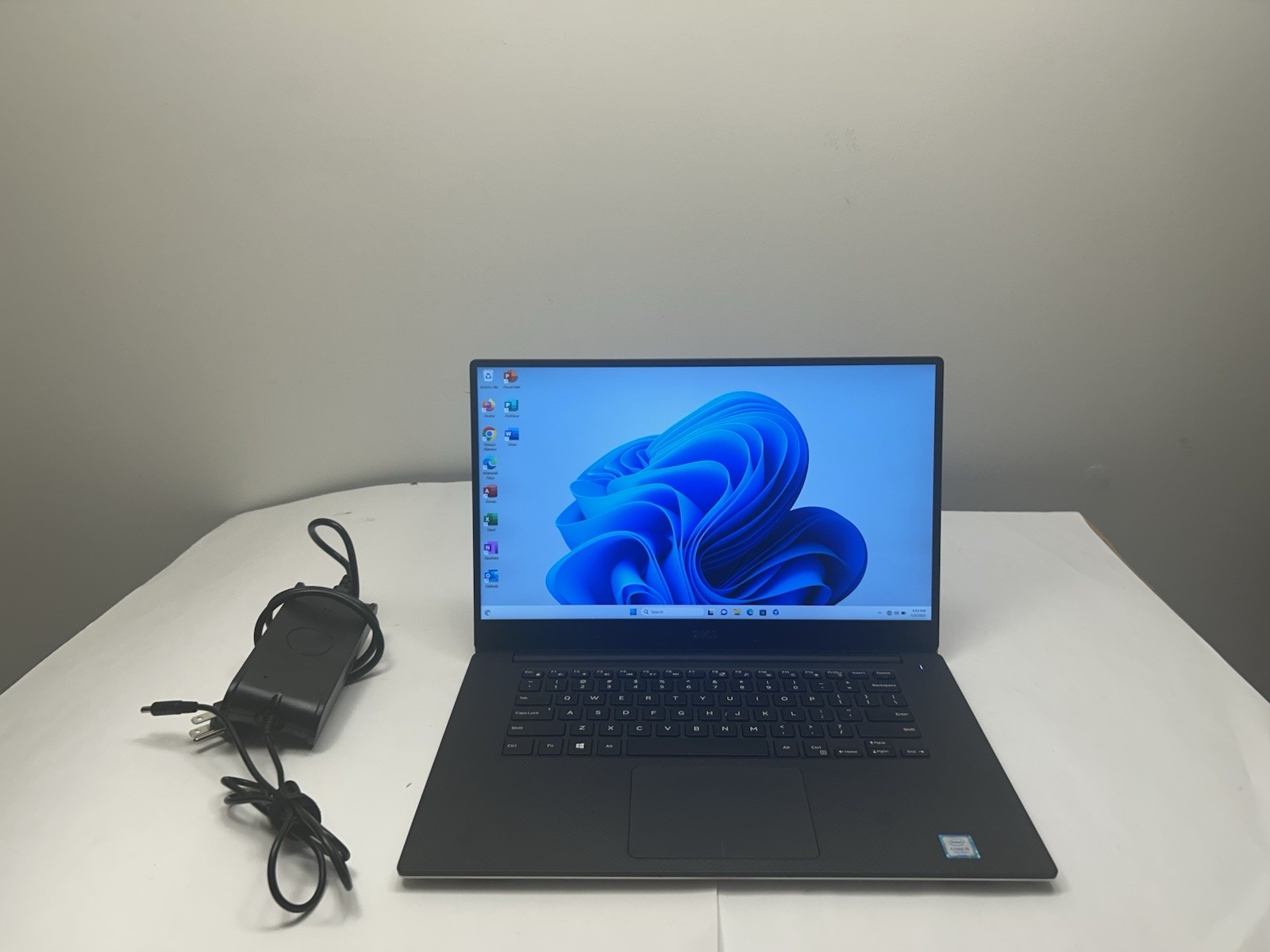 Dell Precision 5520 i5-7440HQ 2.8 gHz 16 GB RAM 256GB SSD