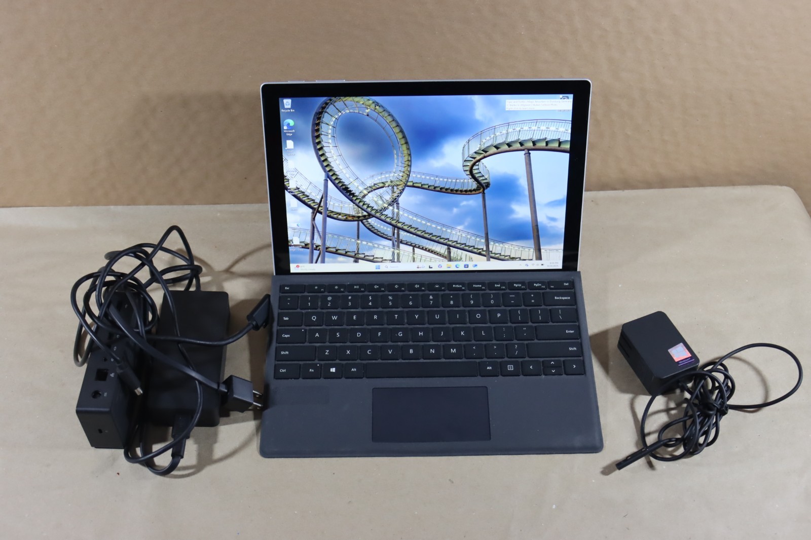 Microsoft Surface Pro 5 i5-7300U 8GB RAM 256GB Wi-Fi + Cellular / LTE