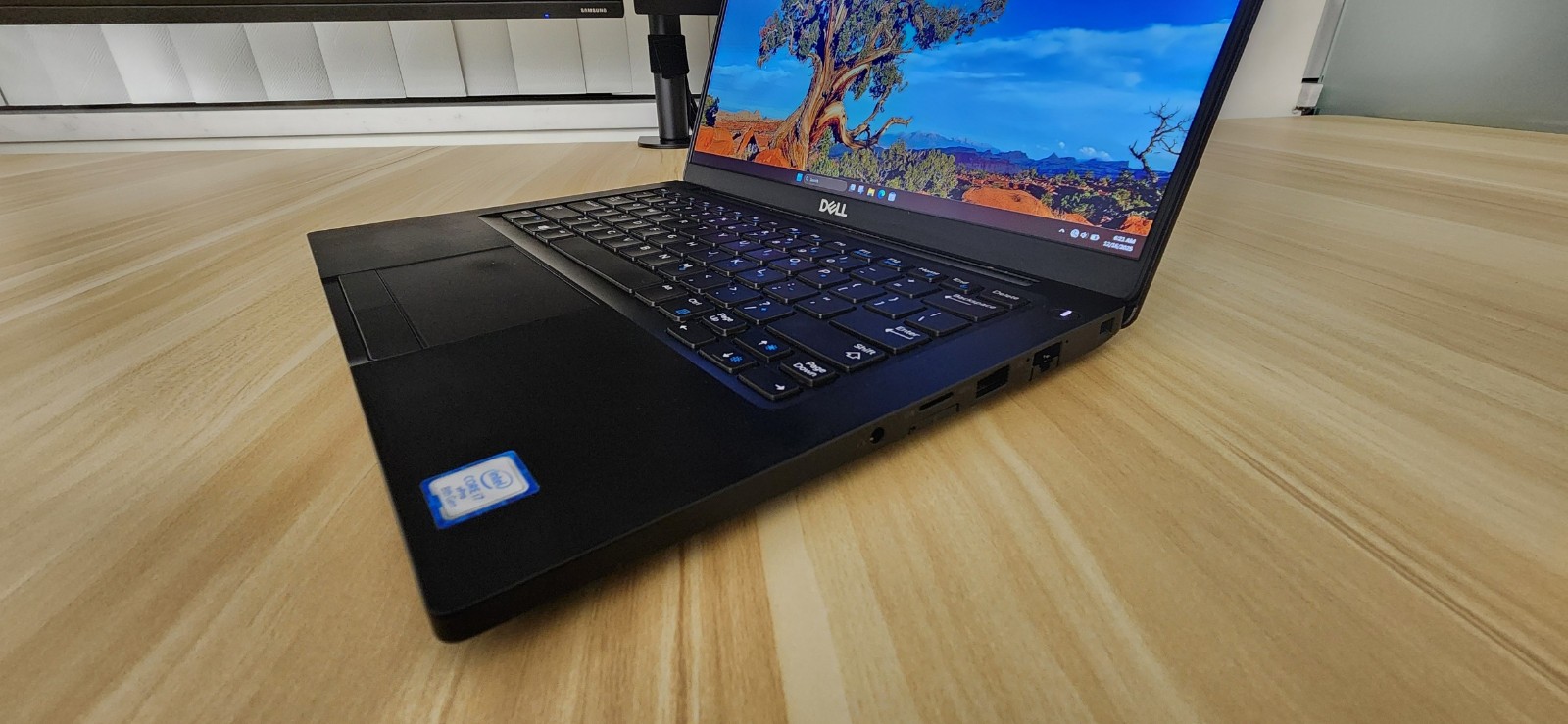 Dell Latitude 7390 – 13.3″ Touch 500GB M.2 SSD Intel i7 8th Gen 4.2 GHz 8GB DDR4