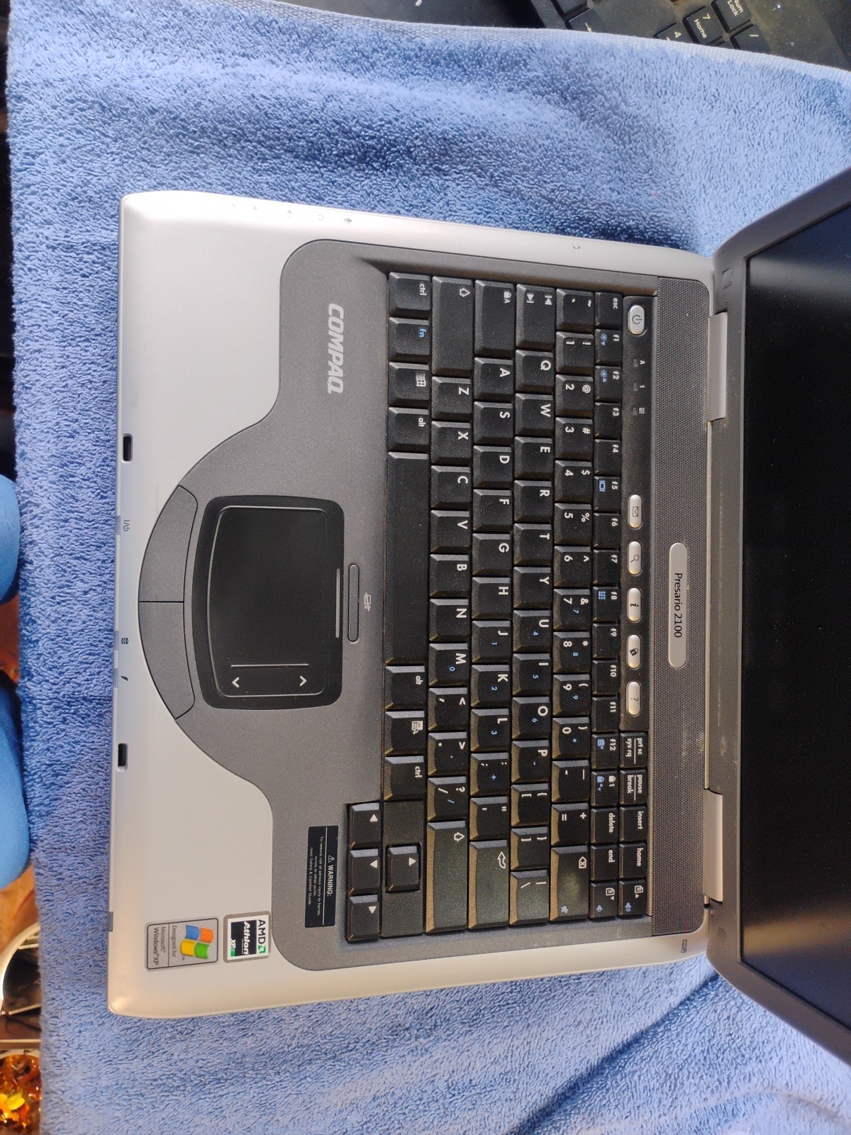 Compaq Presario 2100 Laptop non-working for parts 15″ AMD Athlon XP – used