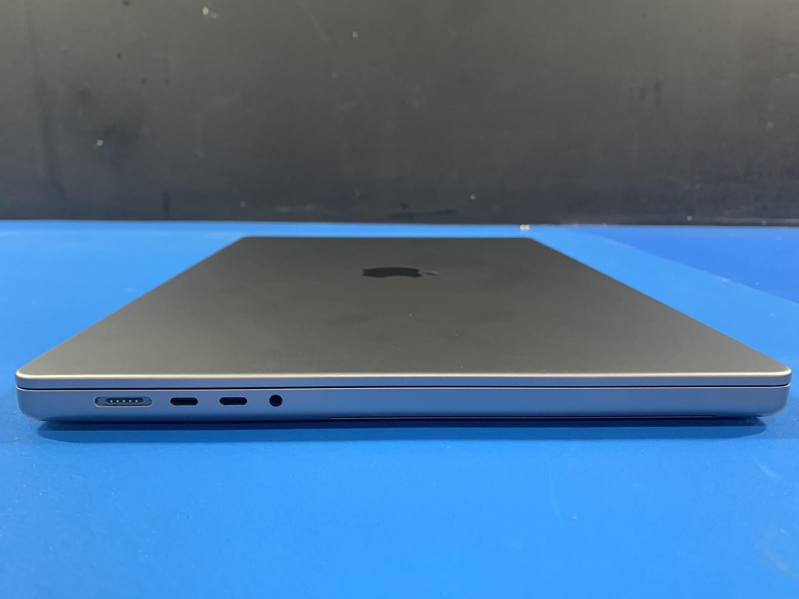 Apple MacBook Pro A2485 16″ M1 Max 32GB LPDDR5 1TB SSD macOS Sequoia