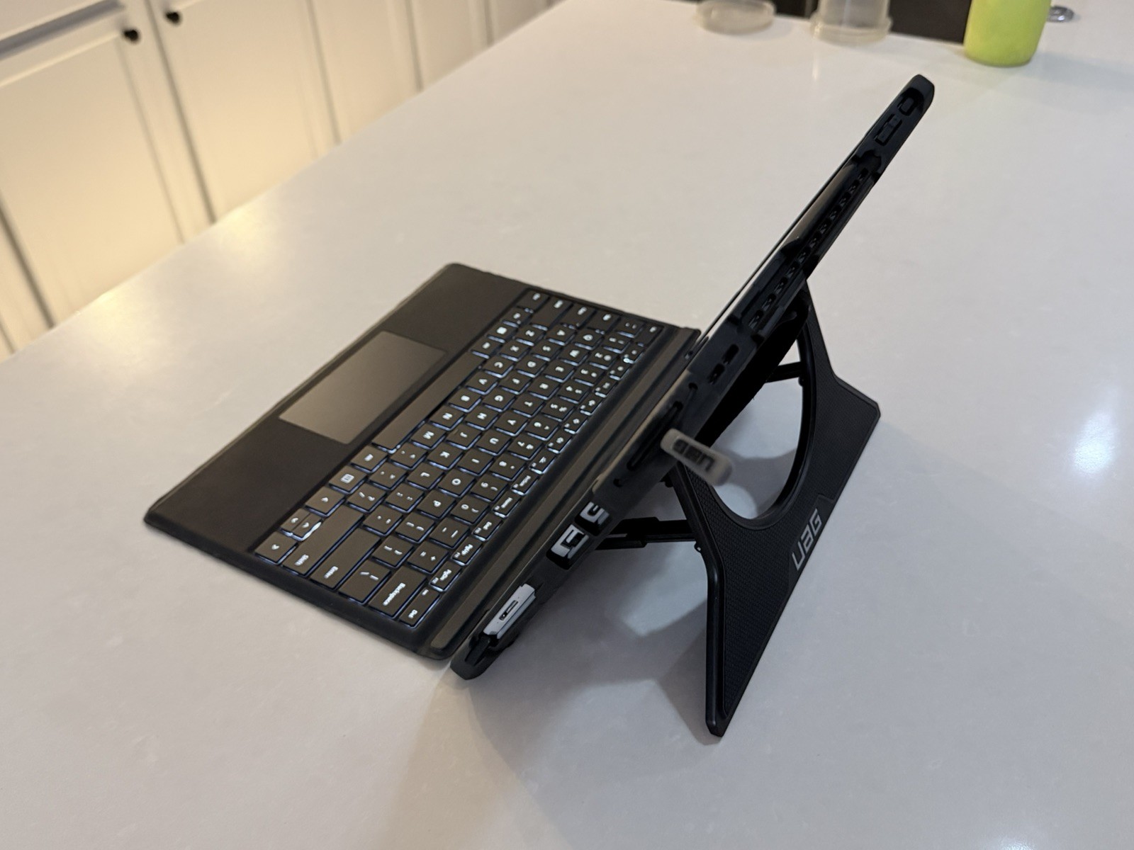Microsoft Surface Pro 7 16GB 256GB i5-1035G7 Wi-Fi + Cover Keyboard + UAG Case