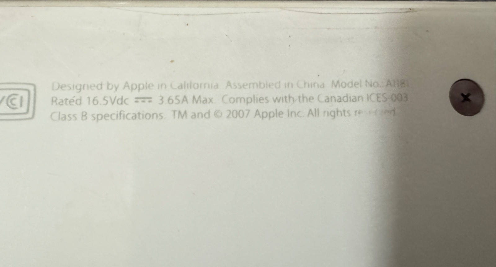 Apple 1st Gen MacBook A1181 – for Parts – No HD