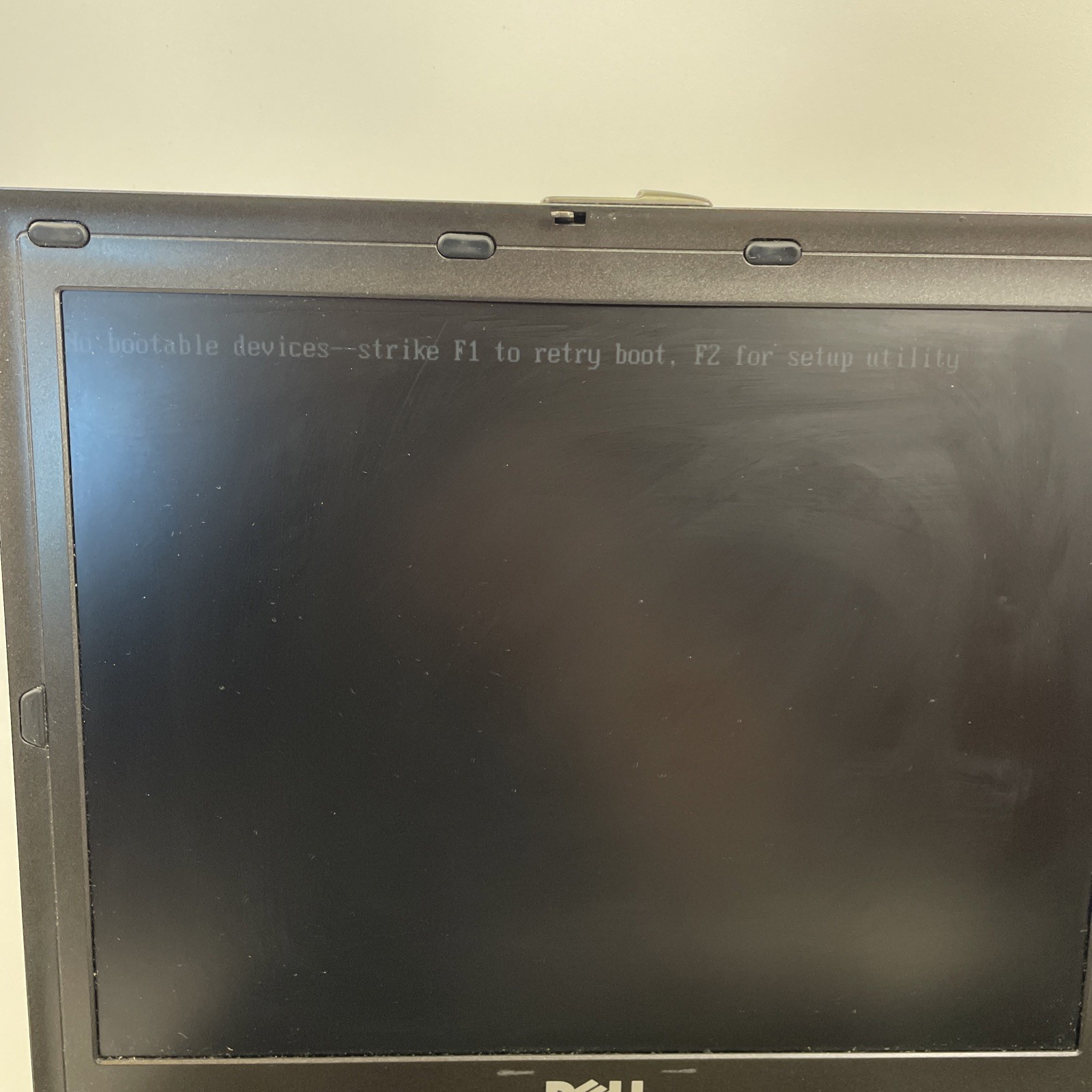 DELL LATITUDE D410 – No Hard Drive – INTEL CENTRINO – 2 GB RAM *READ DESCRIPTION