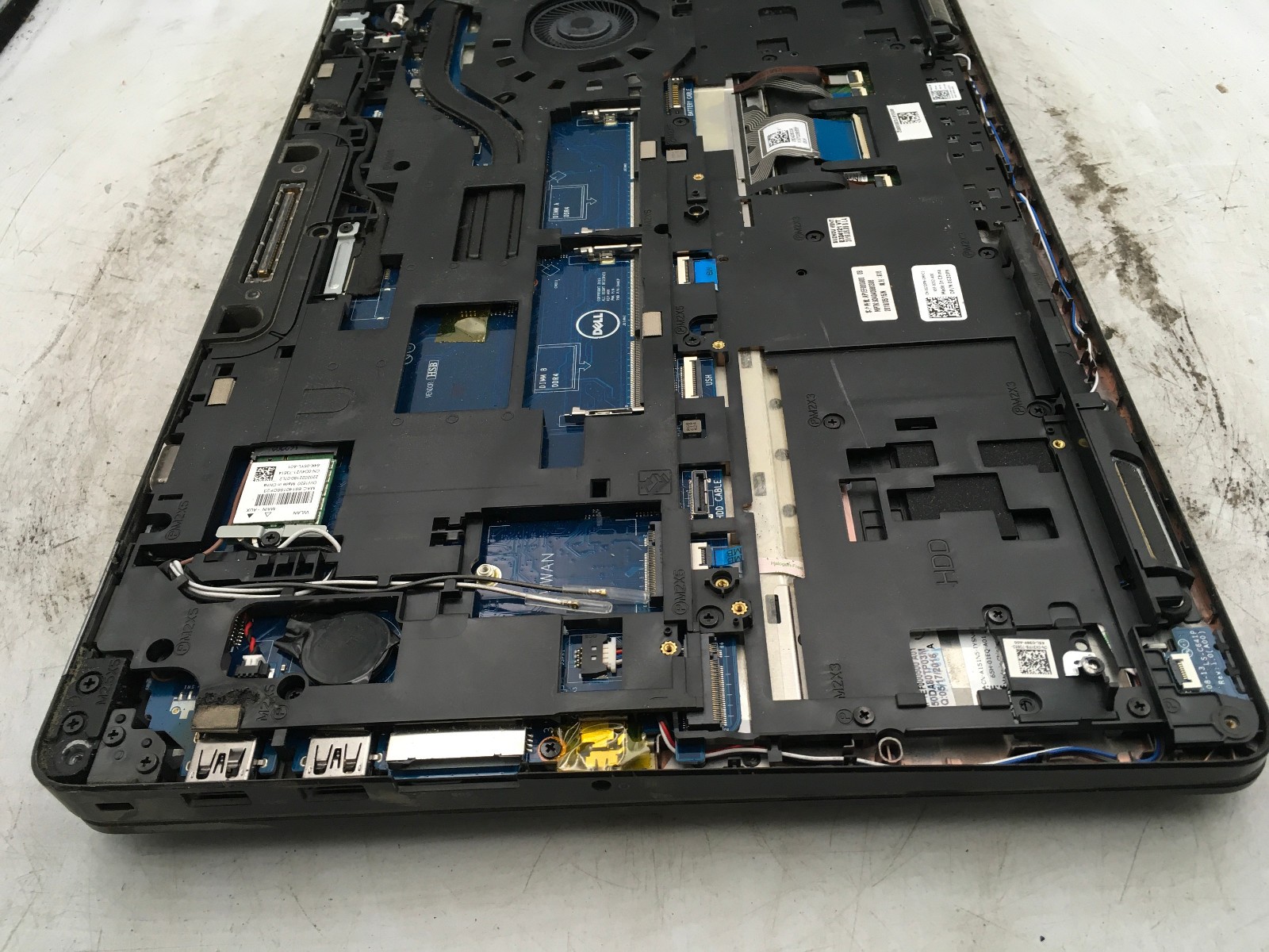 DELL LATITUDE E5570 – FOR PARTS/NO POWER – INTEL I5 6TH GEN – NO RAM – READ – BB