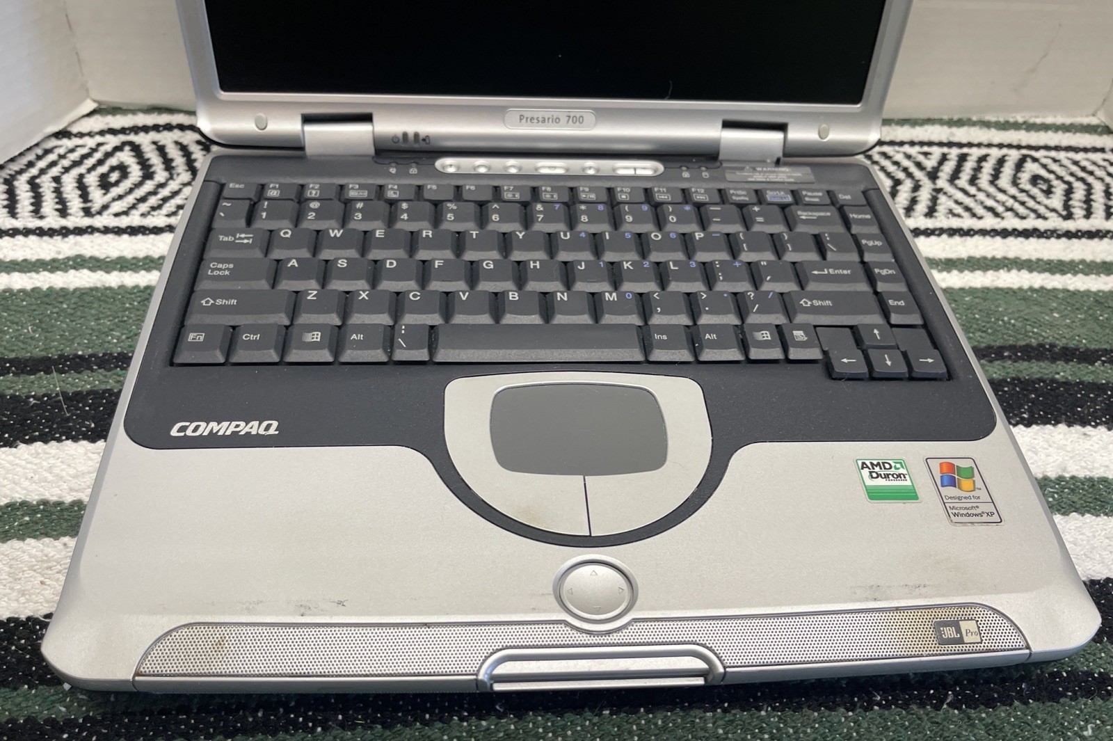 COMPAQ PRESARIO 700 14,1″ AMD DURON 900 MHz For Parts NO HDD/Ram Covers Missing