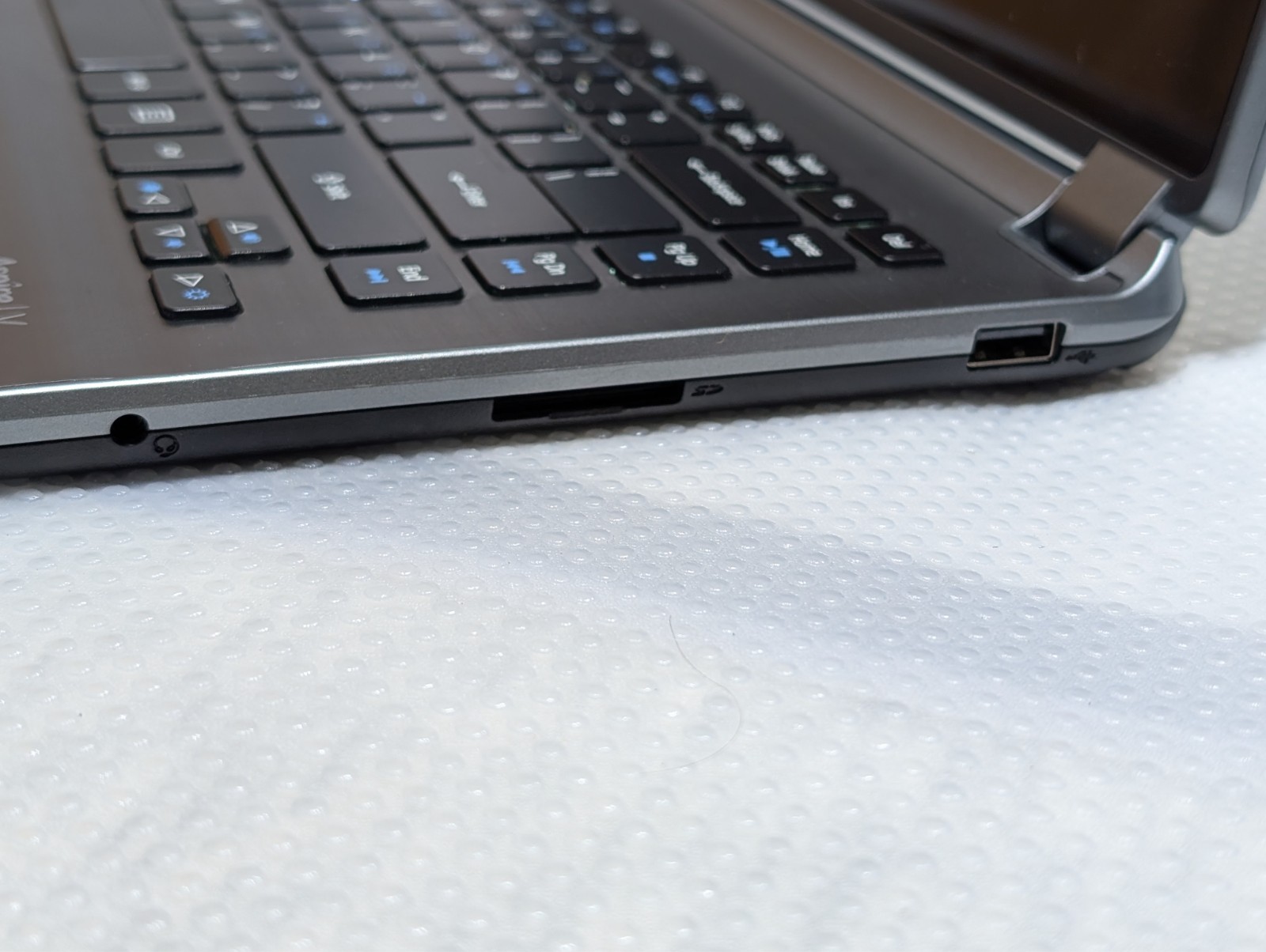 ACER Aspire v5 – 473P – 6459 laptop Windows 10 Home. See photo.