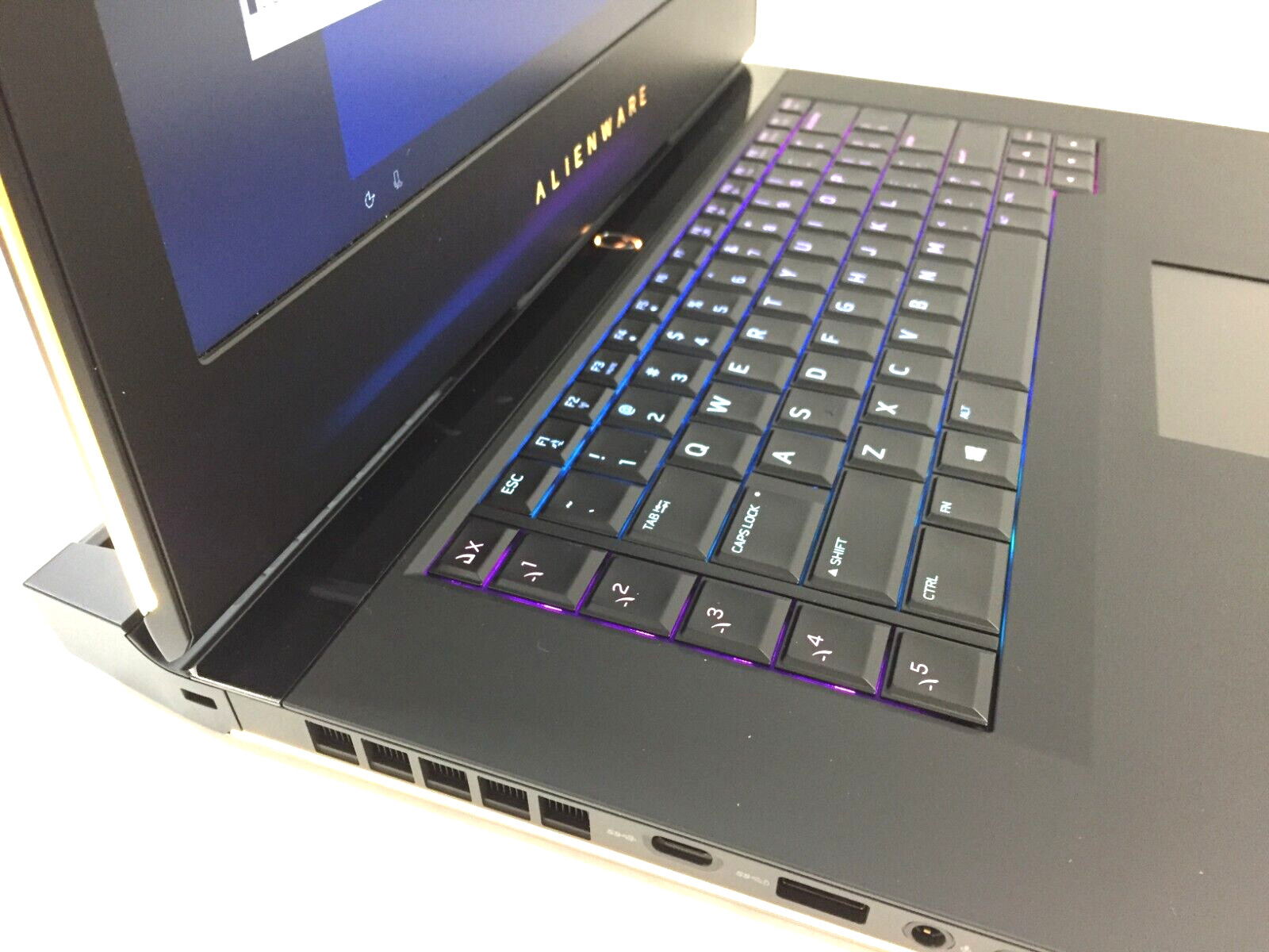 Dell Alienware 15 R4 Gaming Laptop/i7-8750H/16GB/1TB HDD+128GB SSD/GTX 1060 6GB