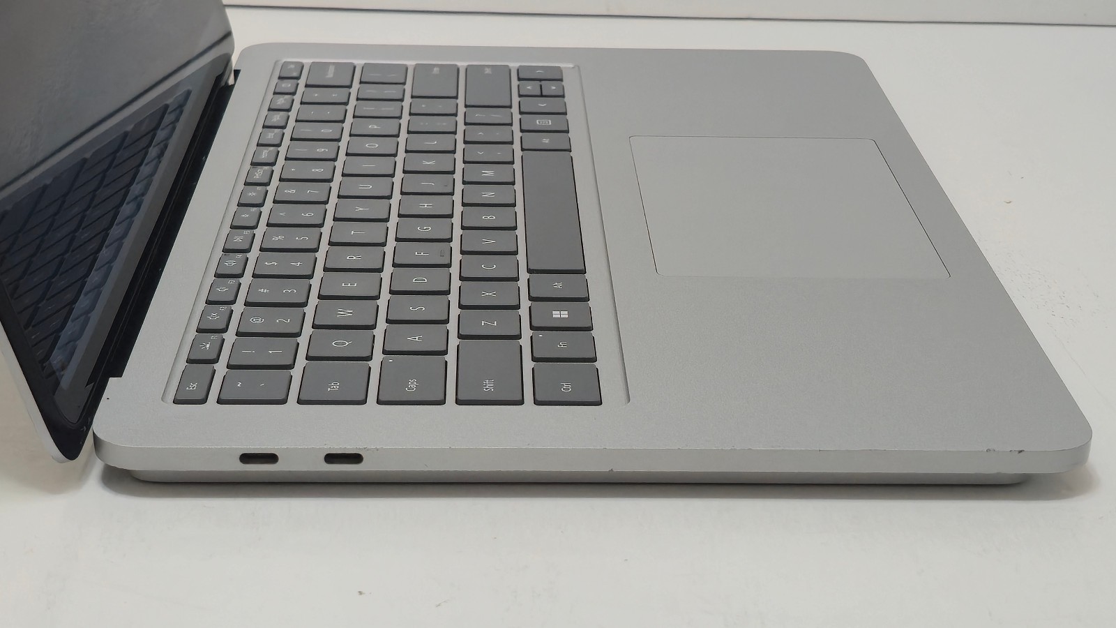 Surface Laptop Studio 1964 Core i7-11370H 32GB RAM 1TB SSD 14.4″ A2000 GPU 4 GB