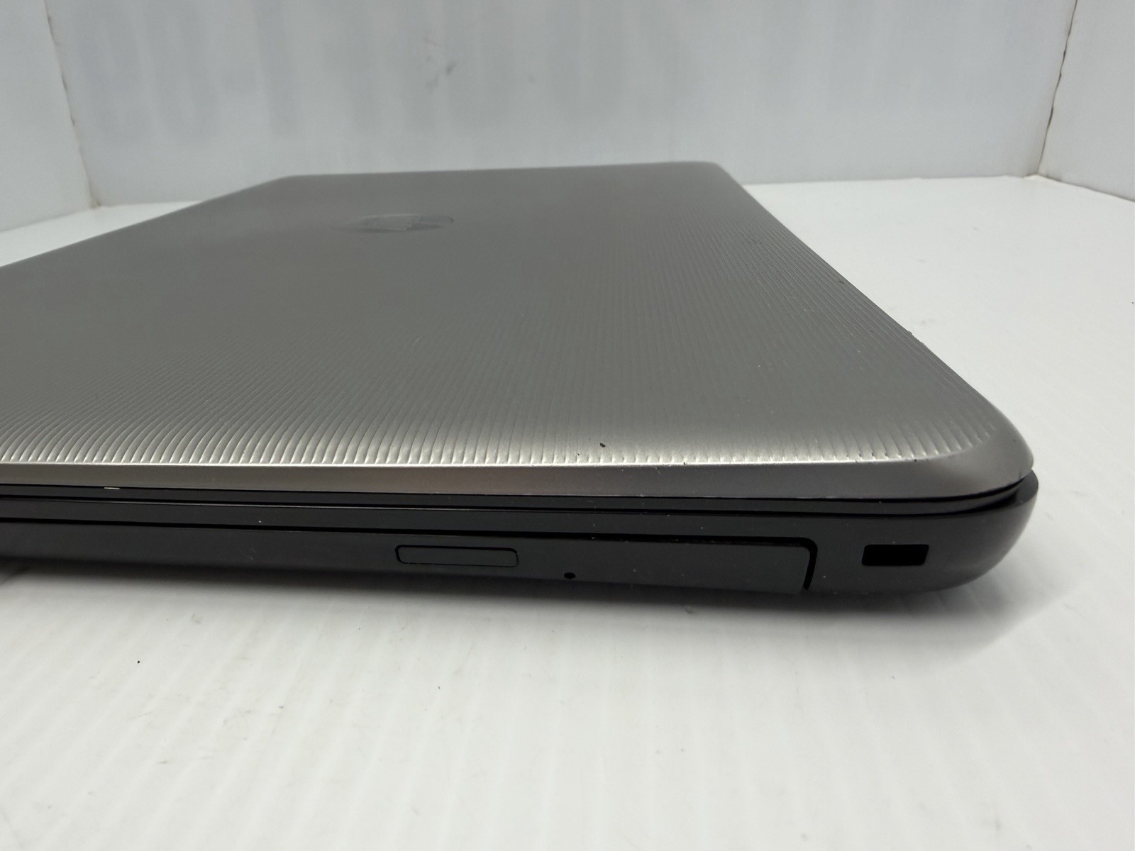 HP 15-BA030NR 932GB 6GB RAM 1007MB AMD Radeon R5 Graphics A8-7410 APU @ 2.20GHz