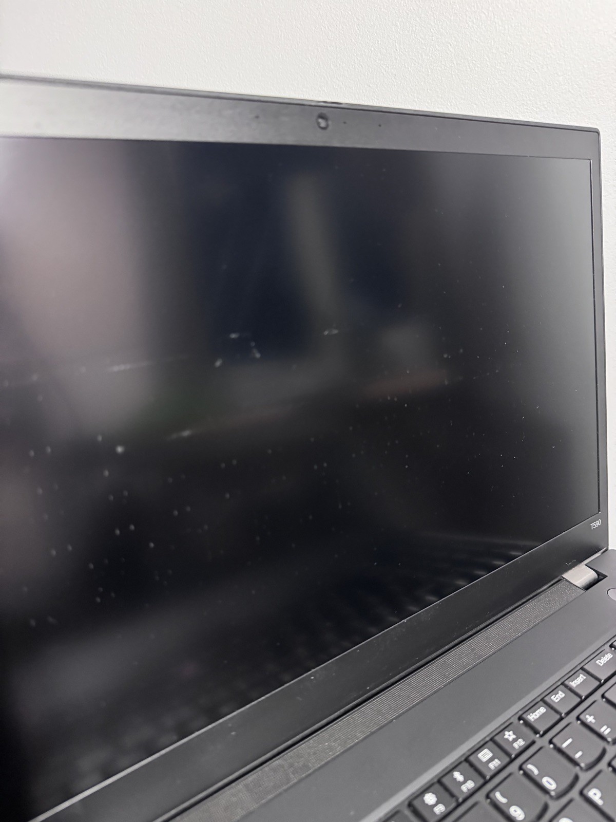 LENOVO ThinkPad T590 15.6″ NO SSD & OS | POWERS ON BUT DOES NOT DISPLAY