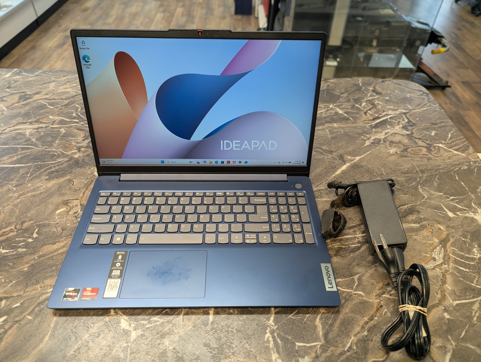 Lenovo IdeaPad Slim 3 15.6 in 512GB SSD AMD Ryzen 5 7530U 2GHz 8GB W11h Touch