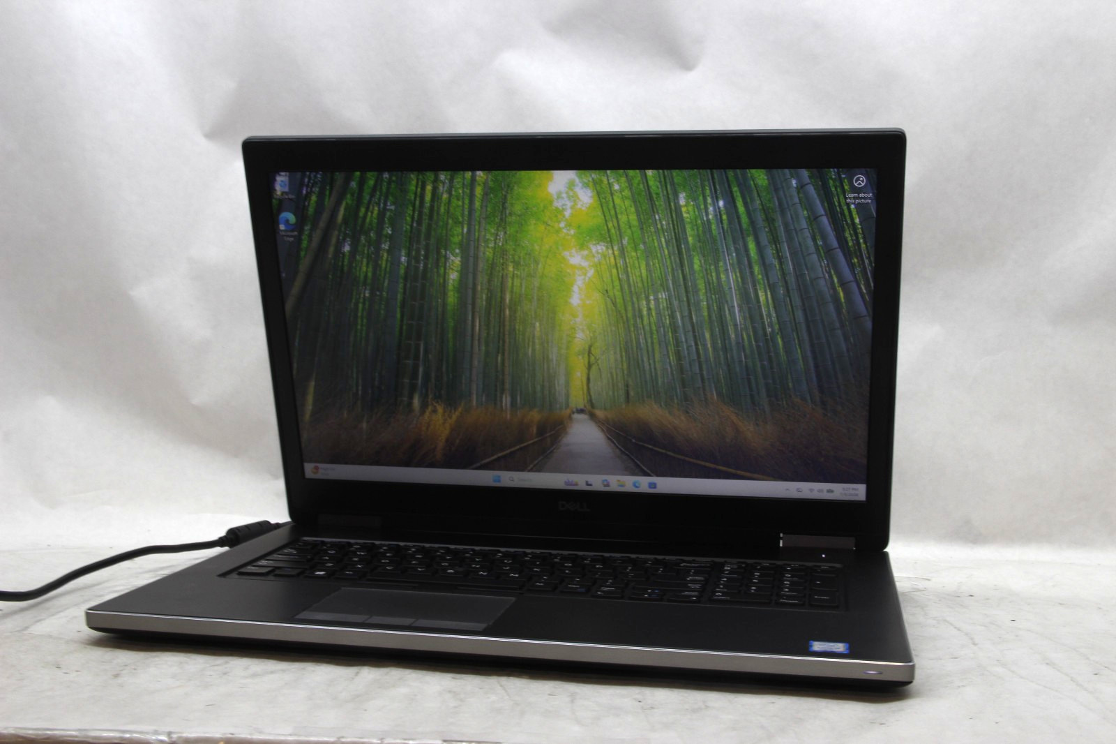 Dell Precision 7740 17″ Laptop i9-9880HK 32 GB RAM 256 GB SSD Win 11 w/Charger