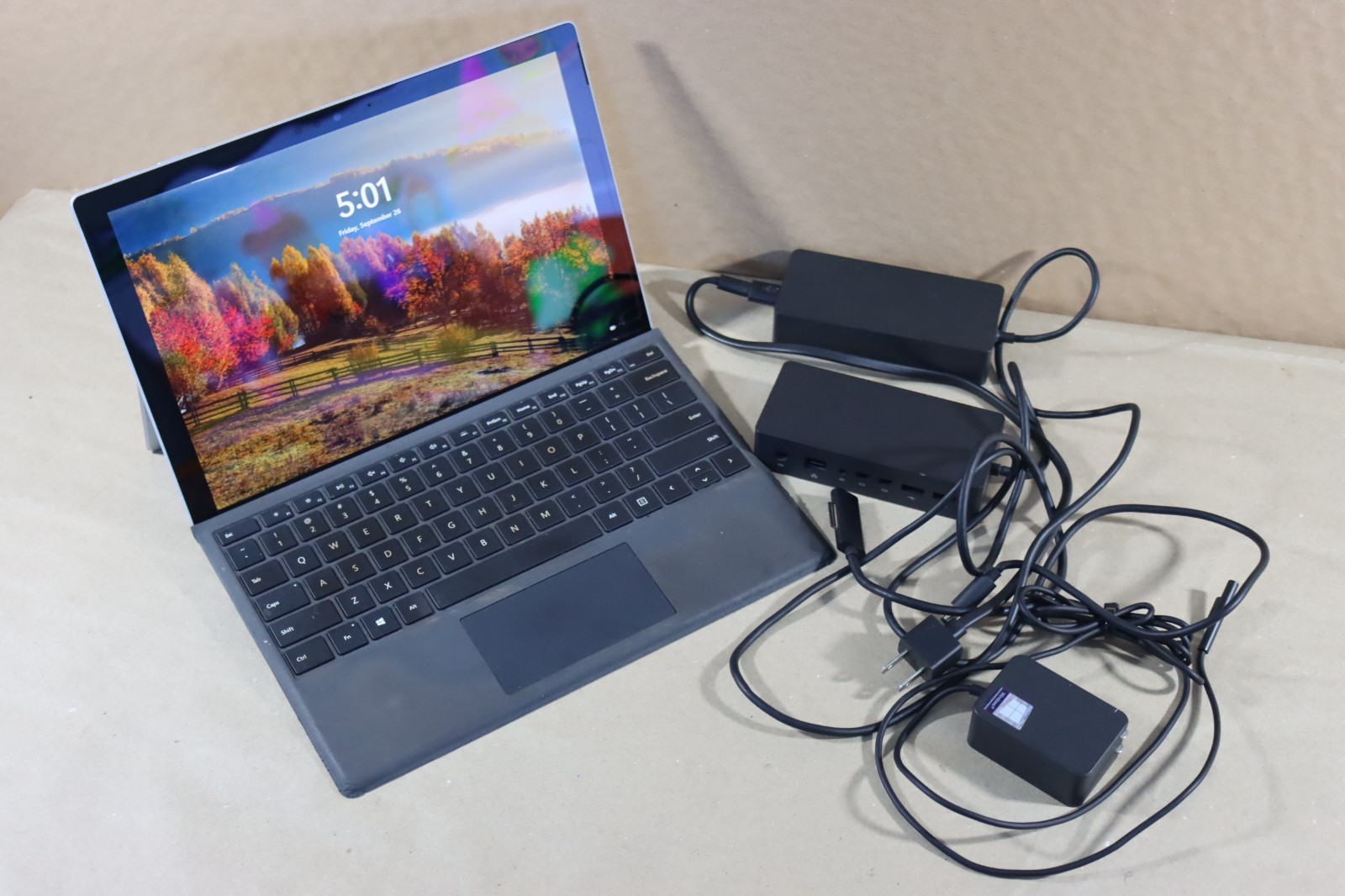 Microsoft Surface Pro 5 i5-7300U 8GB RAM 256GB Wi-Fi + LTE