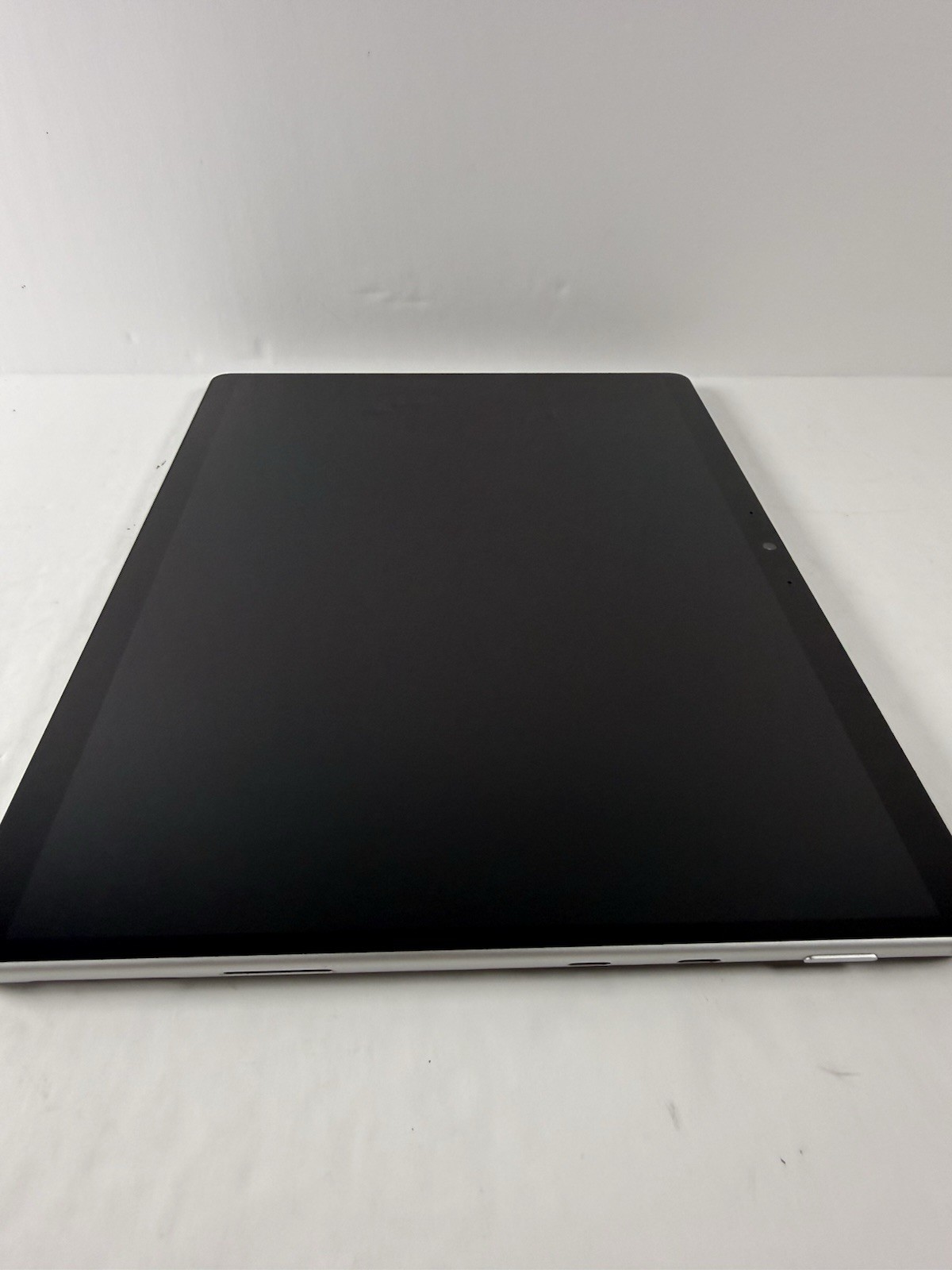 Microsoft Surface Pro 8 (1982) i5-1145G7 – 16GB RAM – 256GB 120Hz – Win 11 Pro