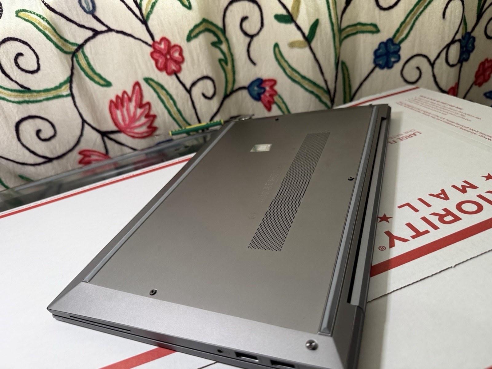 HP ZBook Firefly 14 G8 14″ i5-1135G7 2.40GHz,8 GB RAM ,256 GB SSD)laptop