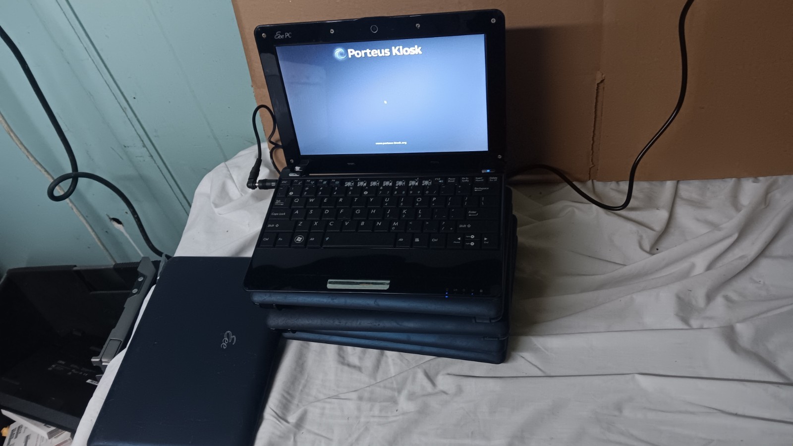 Lot of 6 ASUS EEe PC Mini Netbooks Laptops Intel Atom 1.6 GHz 160 GB HD Linux OS