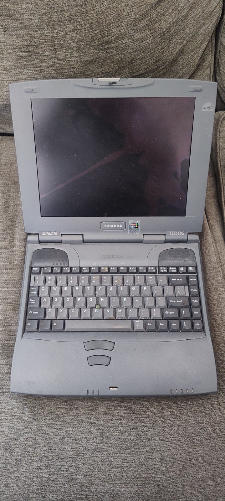 Toshiba Satellite 1555CDS Pentium 233MHz 32MB 3GB Win98 12in BROKEN, FOR PARTS