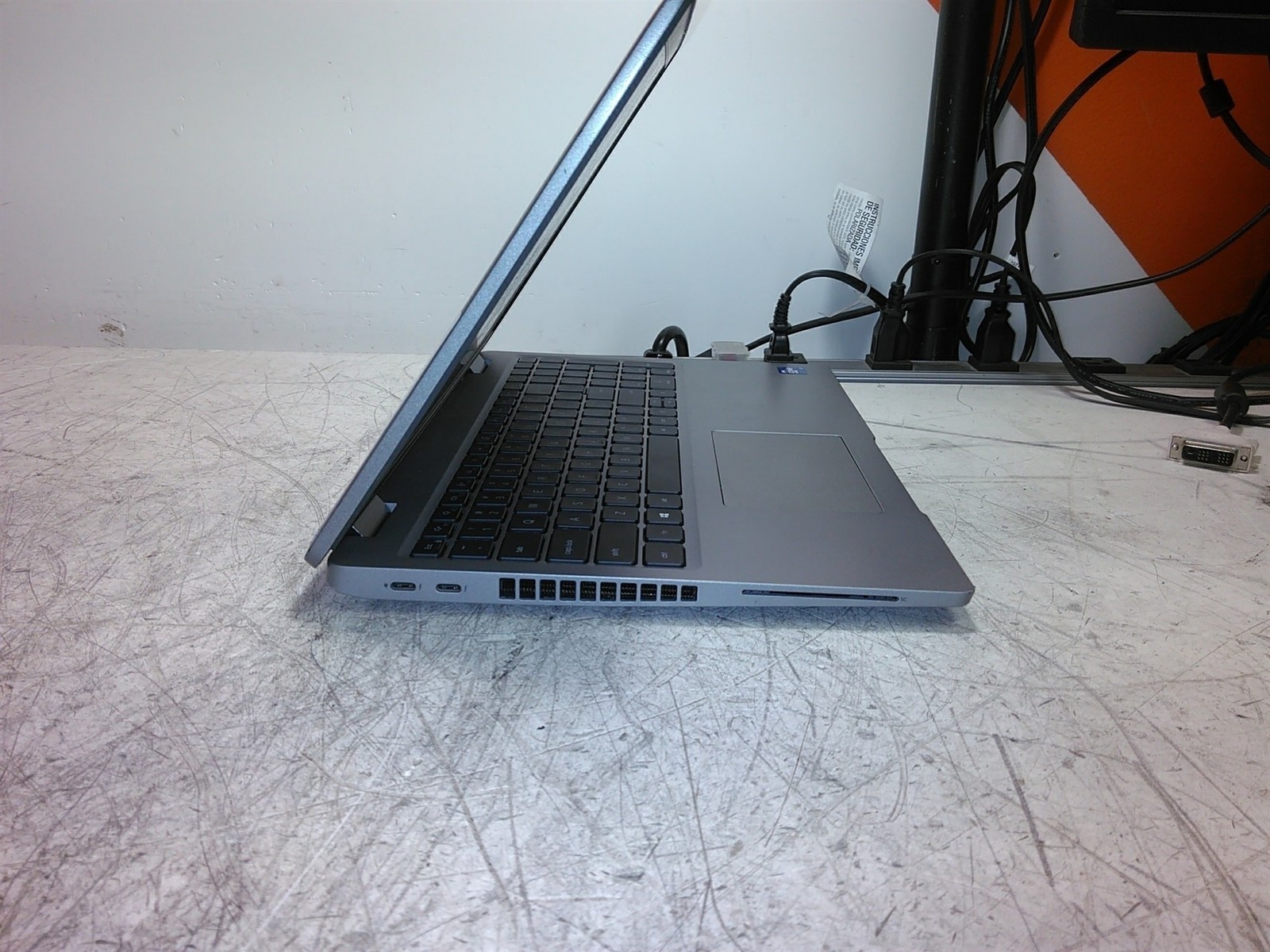 Scratched LCD Dell Latitude 5520 Laptop Intel i7-1185G7 3GHz 8GB 256GB SSD
