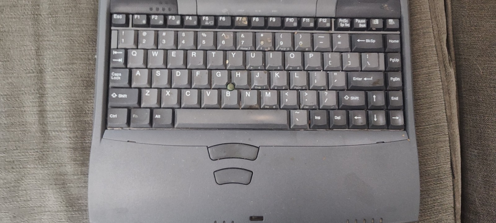Toshiba Satellite 1555CDS Pentium 233MHz 32MB 3GB Win98 12in BROKEN, FOR PARTS