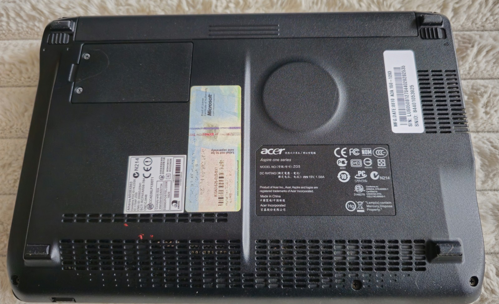 Acer Aspire One ZG5 Netbook Intel Atom Windows XP Portable + Charger – Working